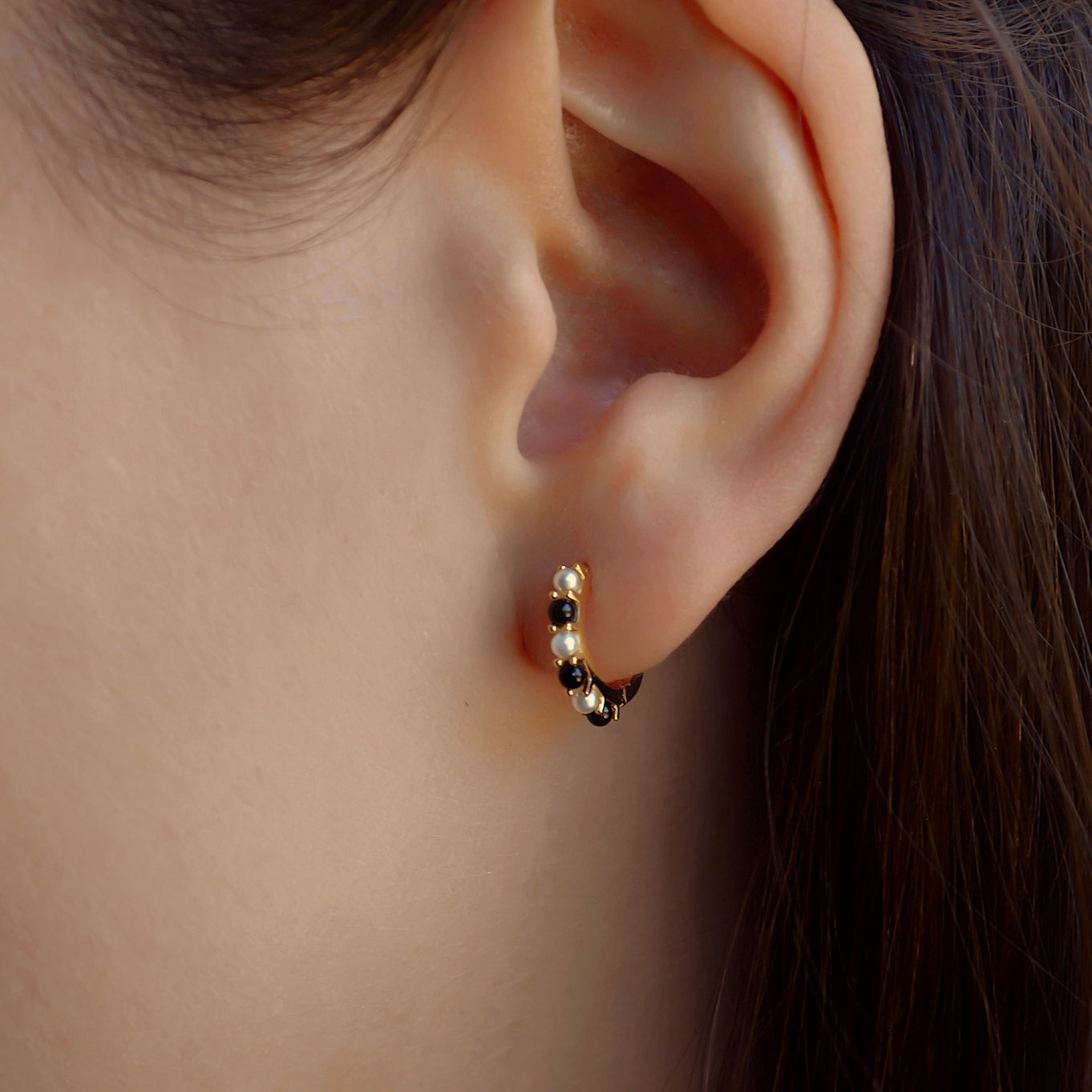 „Jessica" schwarz weiße Onyx und Perlen Creolen