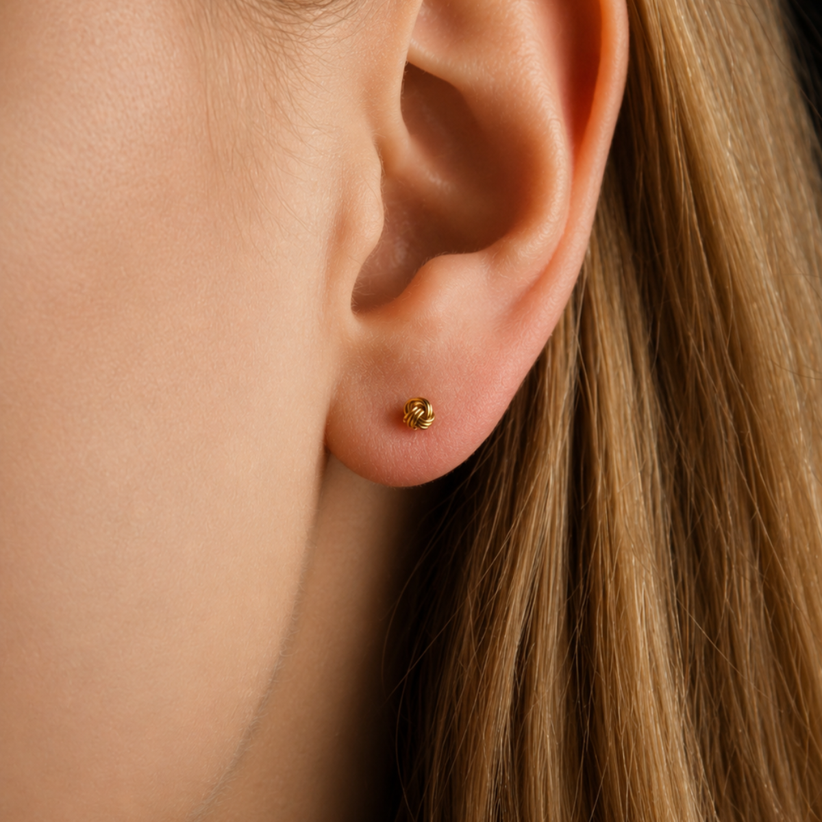 Little Promise Studs – kleine vergoldete Ohrstecker aus recyceltem 925er Sterlingsilber