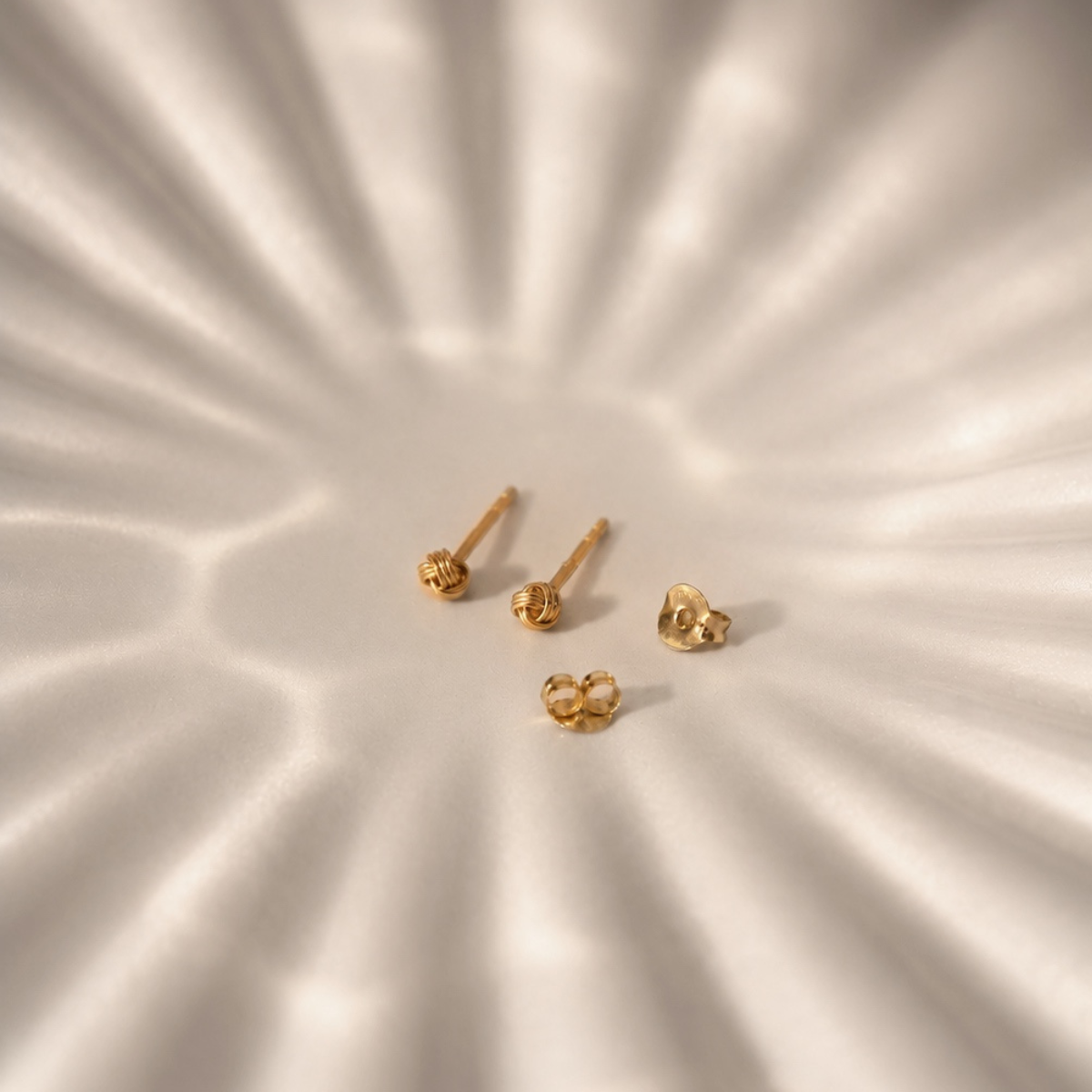 Little Promise Studs – kleine vergoldete Ohrstecker aus recyceltem 925er Sterlingsilber