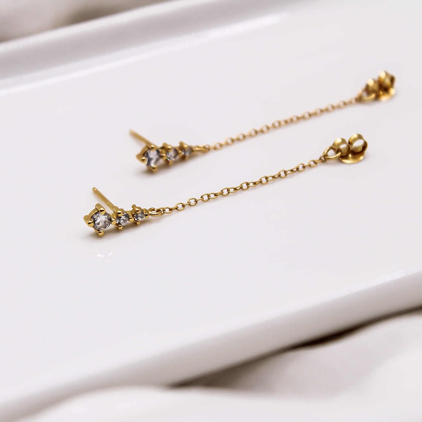 "Scarlett" Zirkonia Ohrstecker mit Kettchen