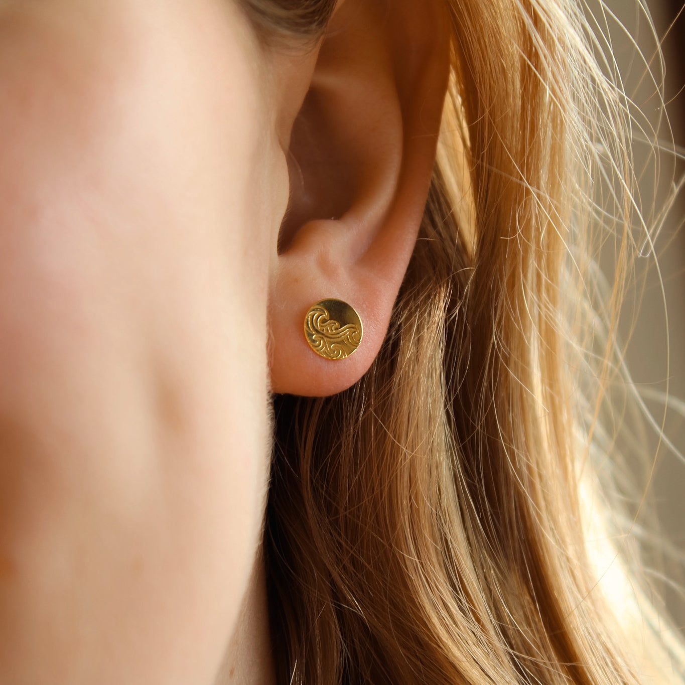 "Kanagawa" Plättchen Ohrstecker mit Wellen Motiv