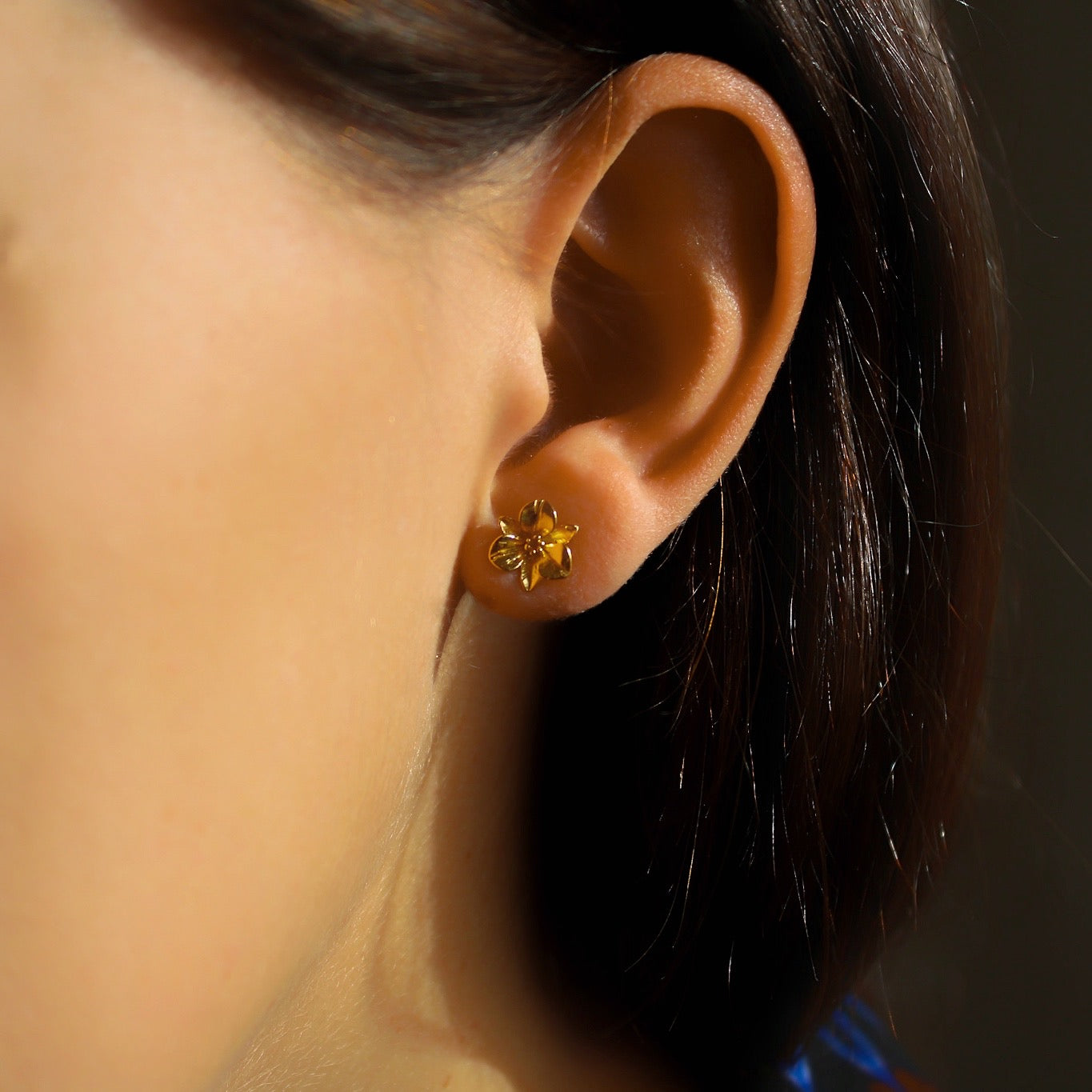 „Orchid" elegant Ohrstecker mit detailliertem Blumenmotiv