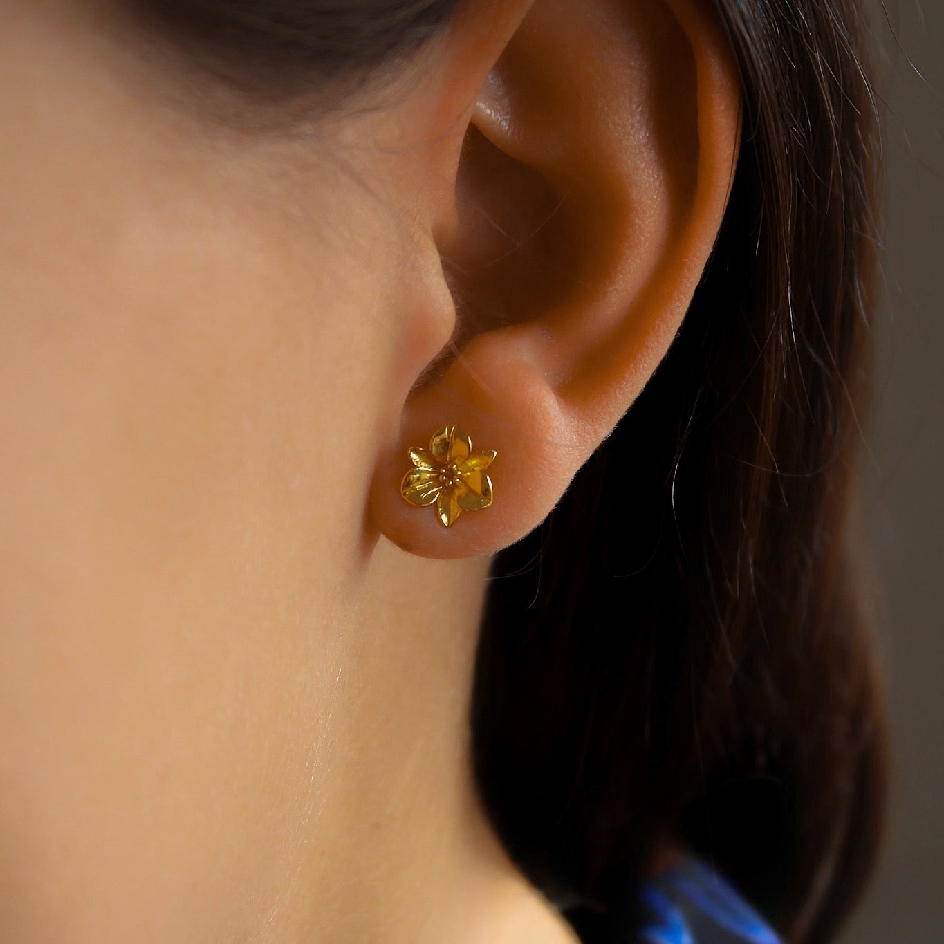 „Orchid" elegant Ohrstecker mit detailliertem Blumenmotiv