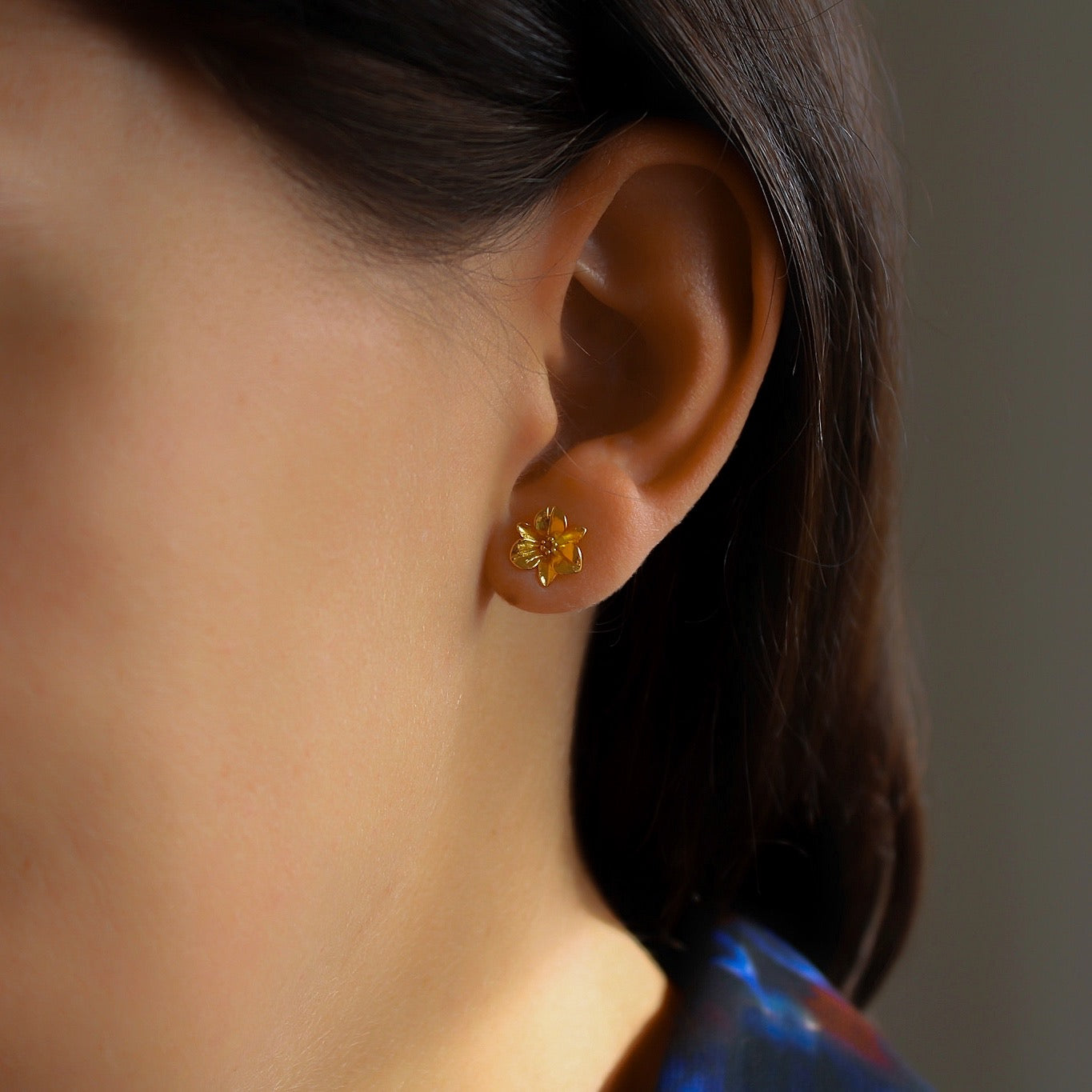 „Orchid" elegant Ohrstecker mit detailliertem Blumenmotiv