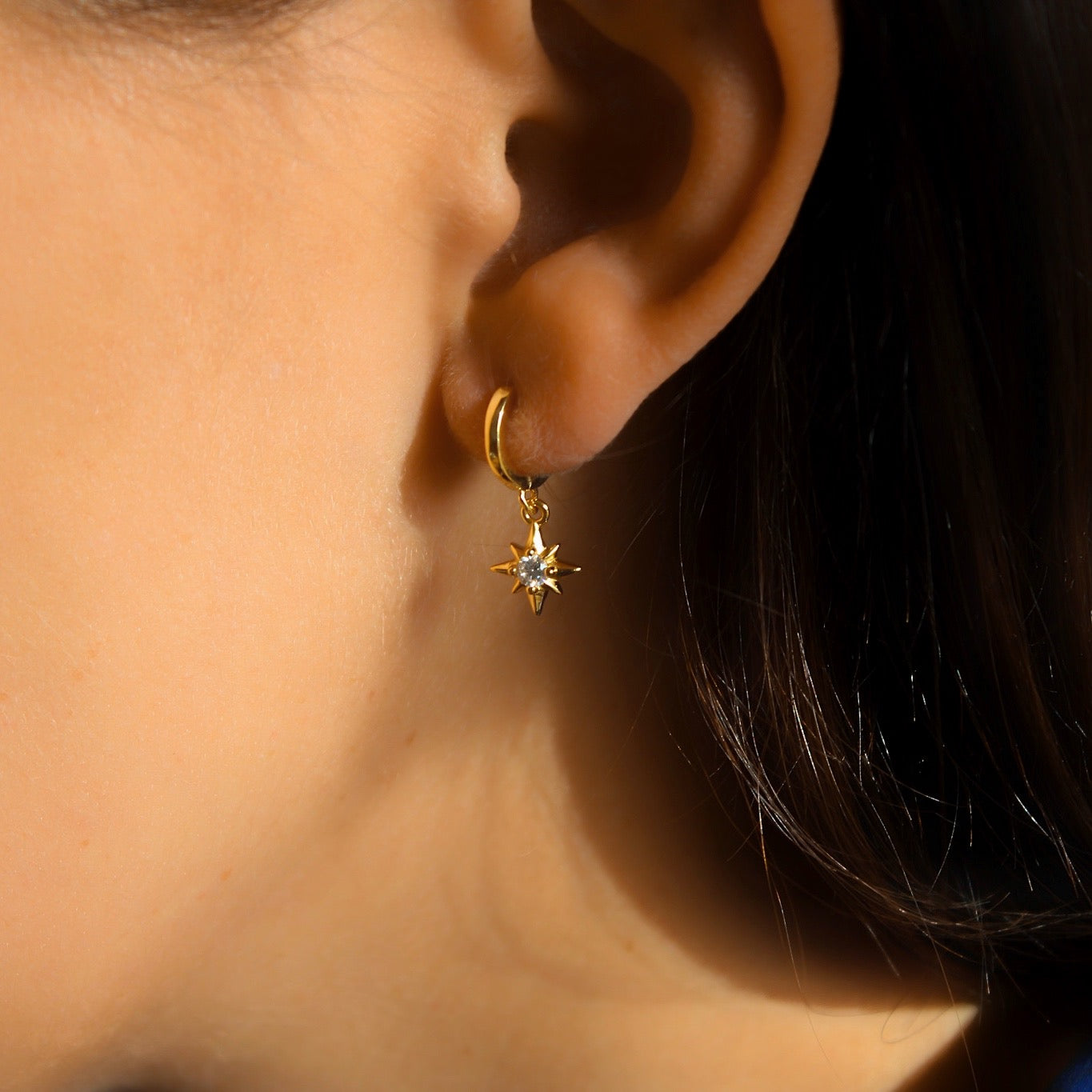 „Kagaya" Huggie Creolen mit Stern Anhänger und Zirkonia