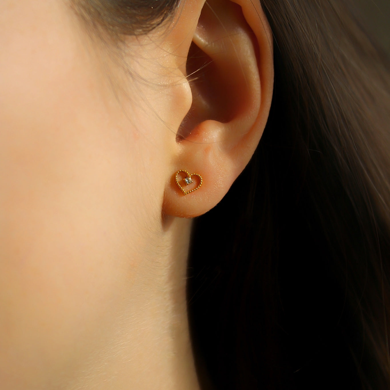 Zierliche Herz Ohrstecker in Gold mit einem winzigen weißen Zirkonia