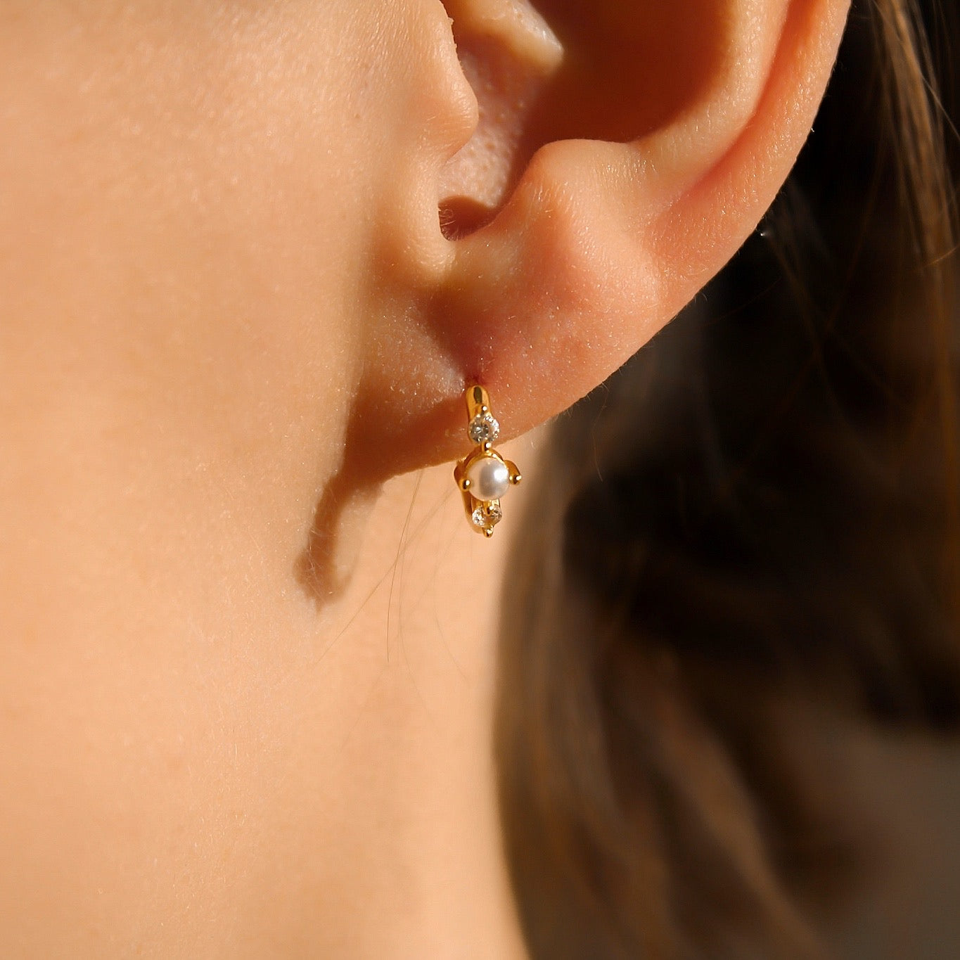 "Akari" elegante Zirkonia Creolen mit Perle