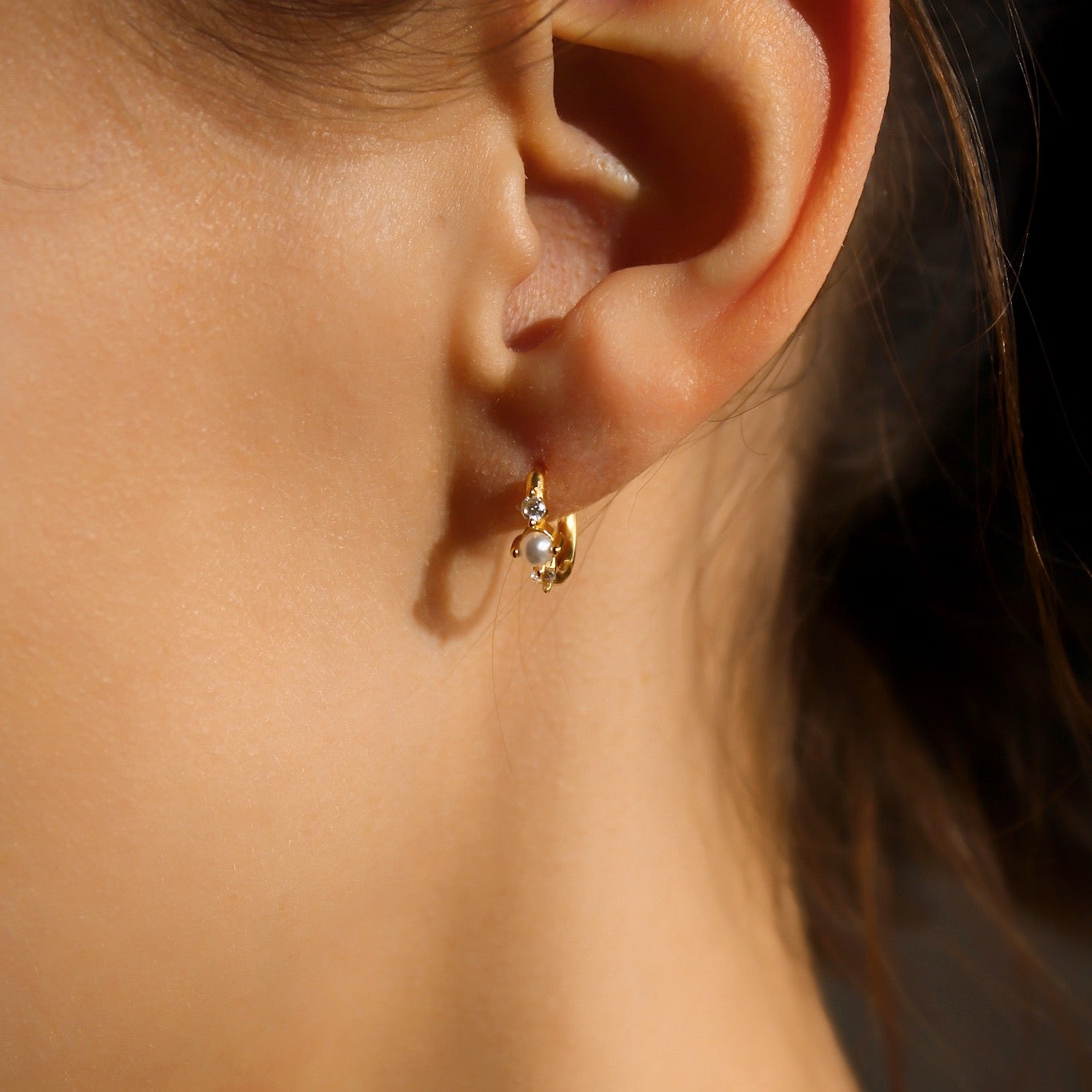 "Akari" elegante Zirkonia Creolen mit Perle