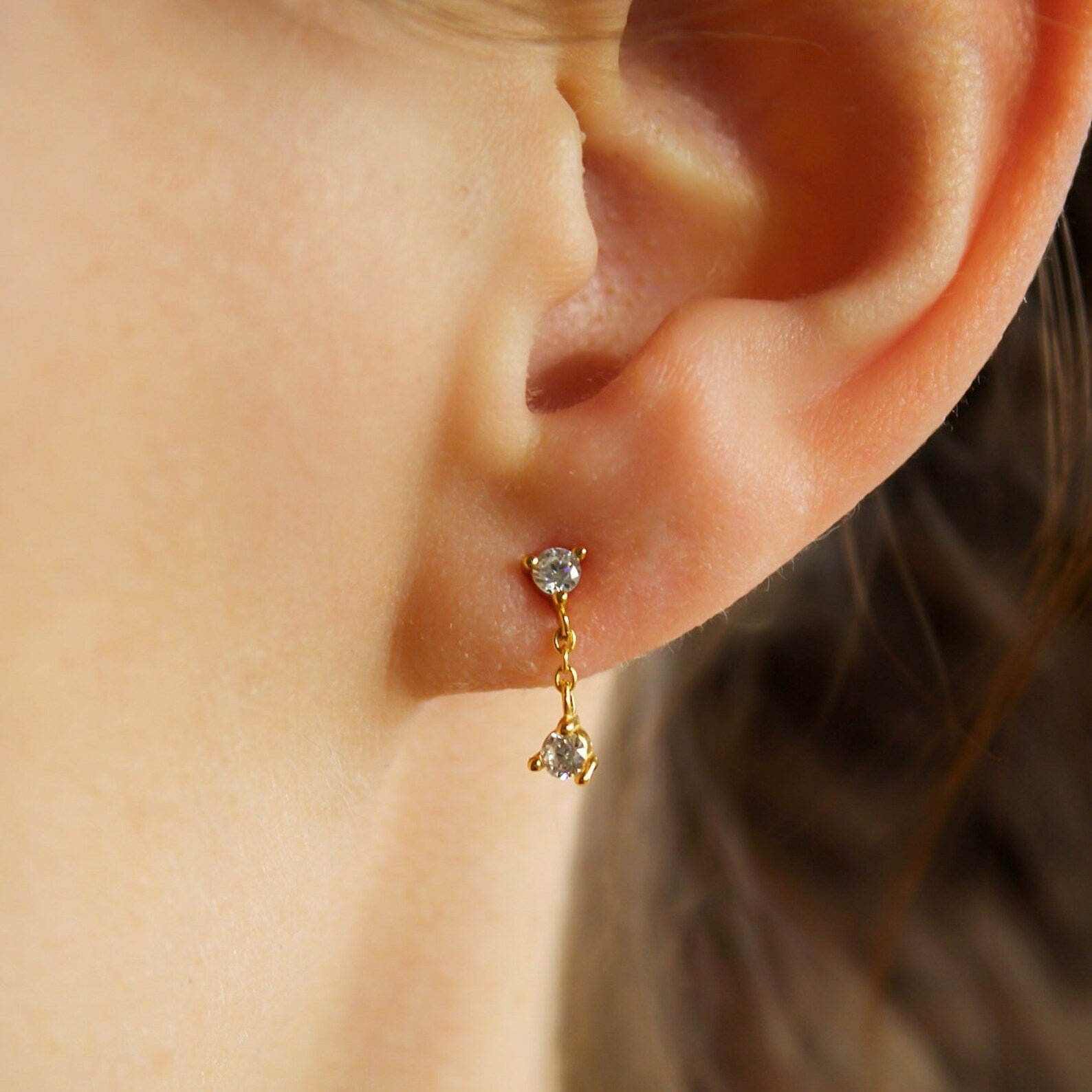 "Stella“ winzige Zirkonia Ohrstecker mit Kettchen