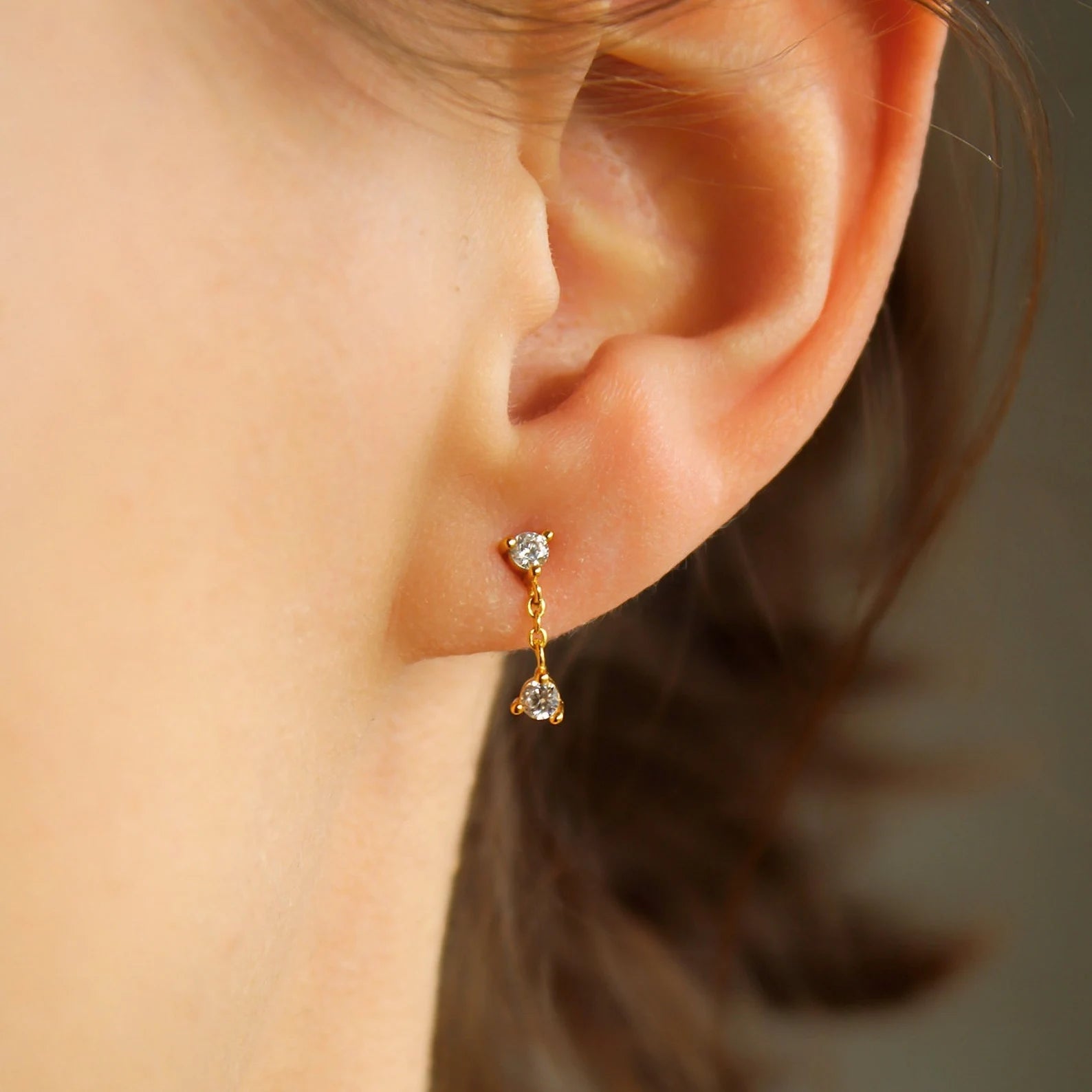 "Stella“ winzige Zirkonia Ohrstecker mit Kettchen