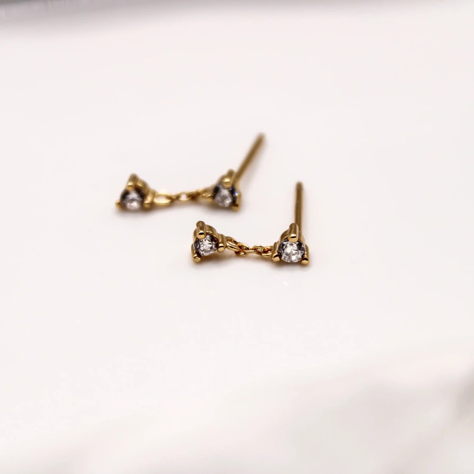 "Stella“ winzige Zirkonia Ohrstecker mit Kettchen