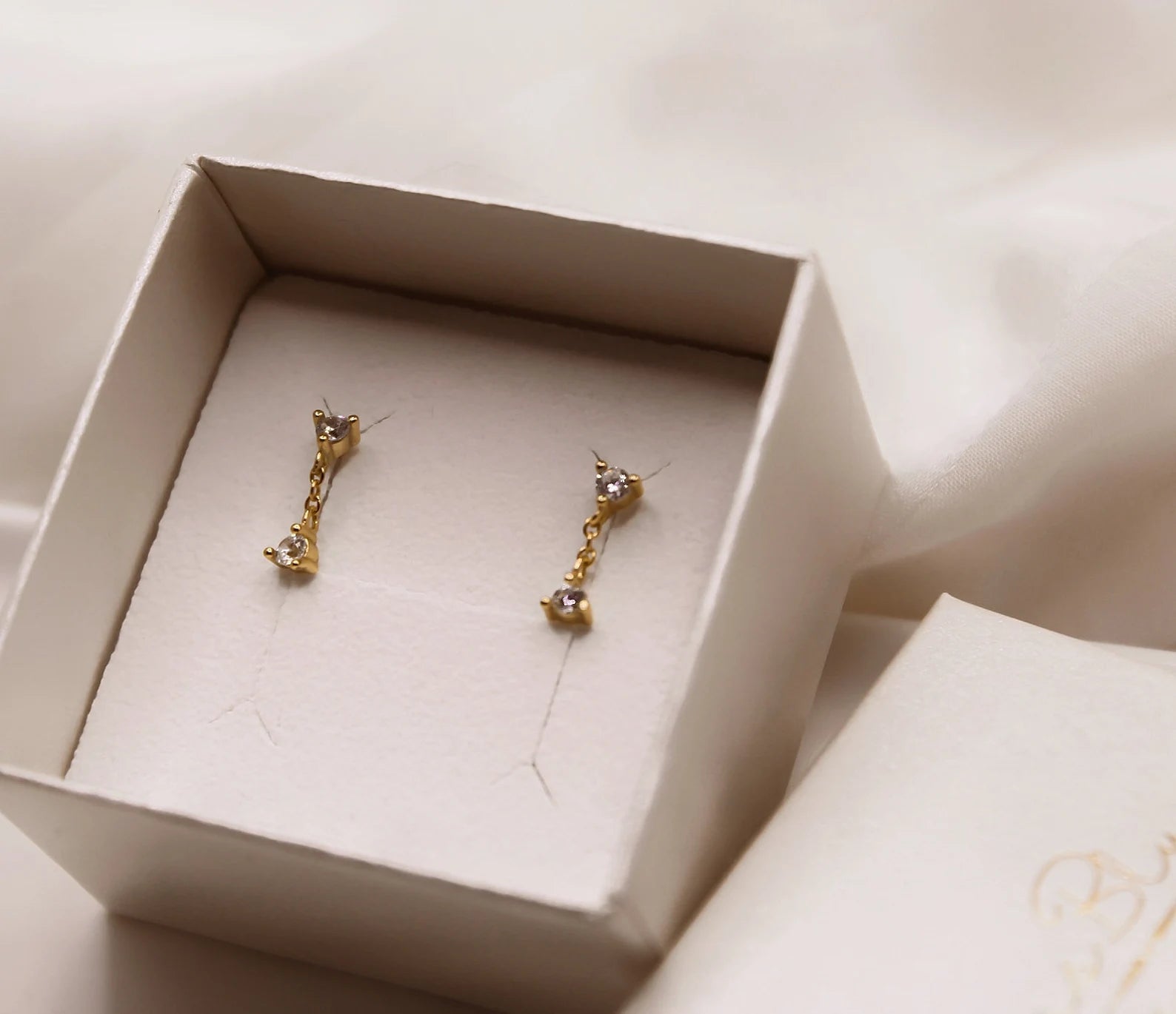 "Stella“ winzige Zirkonia Ohrstecker mit Kettchen