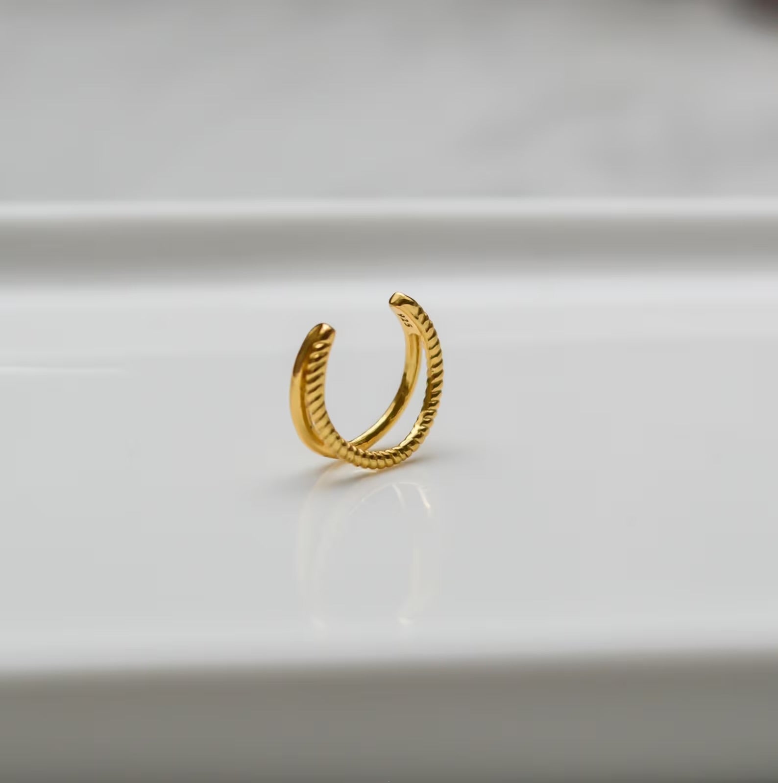 "Leila“ zierlicher Doppelstrang Earcuff Gold