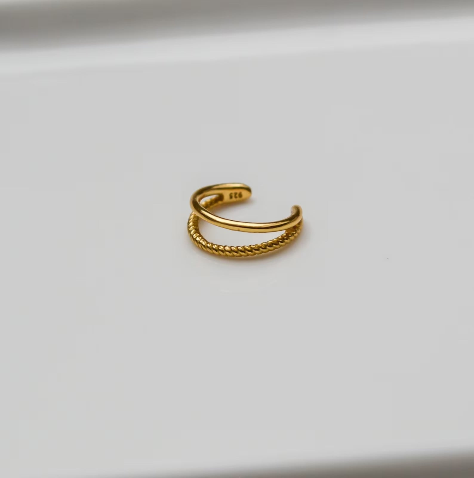 "Leila“ zierlicher Doppelstrang Earcuff Gold
