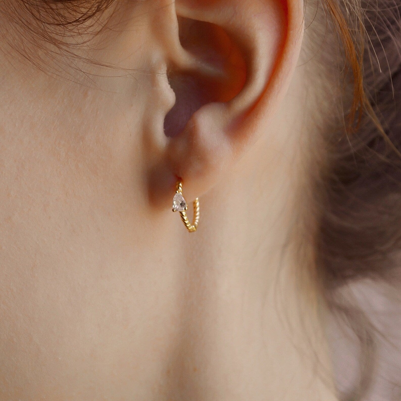 "Raja" gedrehte Creolen mit Zirkonia in Tropfenform