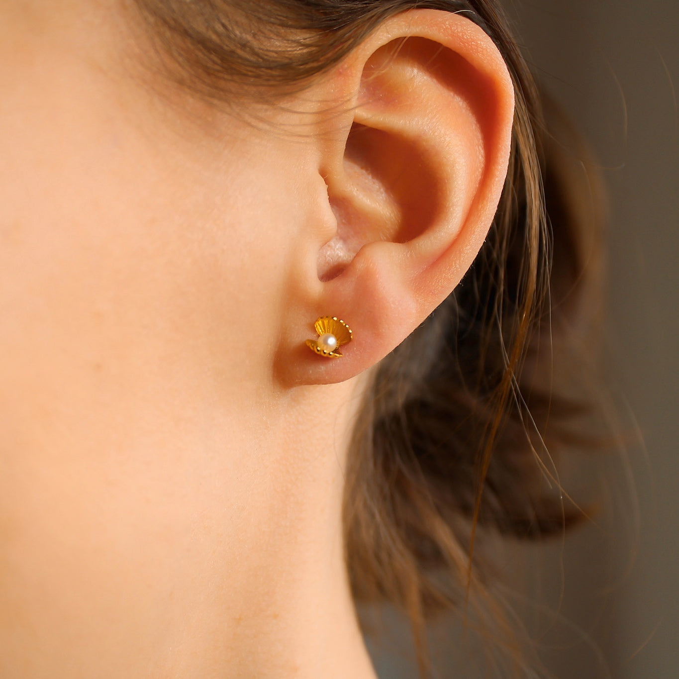 "Lulu" goldene Muschel Ohrstecker mit Perle