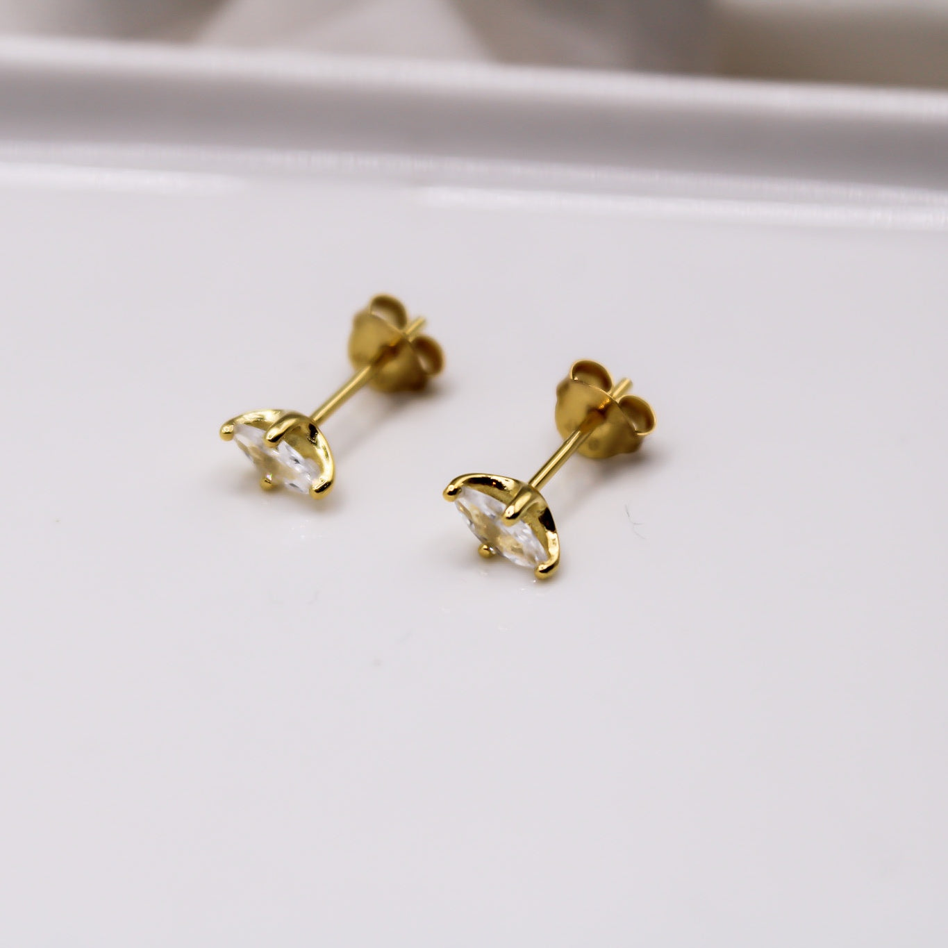 "Savanna" Marquise Ohrstecker mit weißen Zirkonia