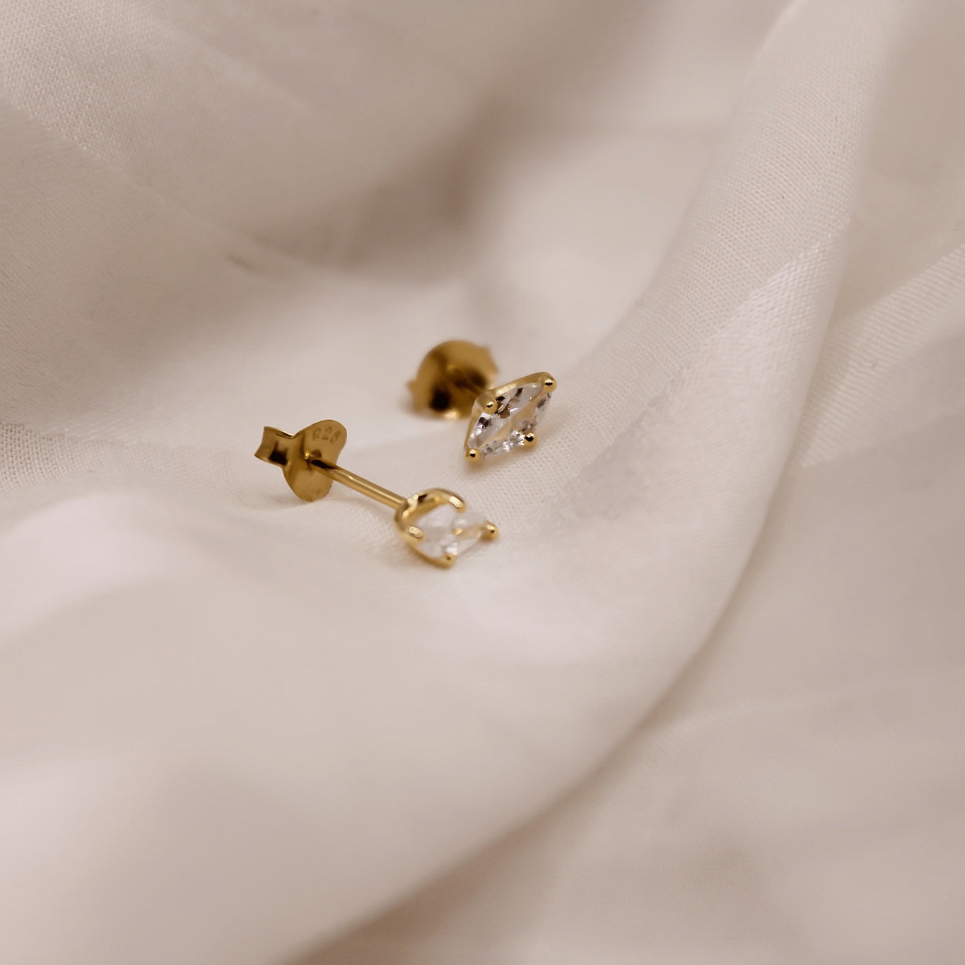 "Savanna" Marquise Ohrstecker mit weißen Zirkonia