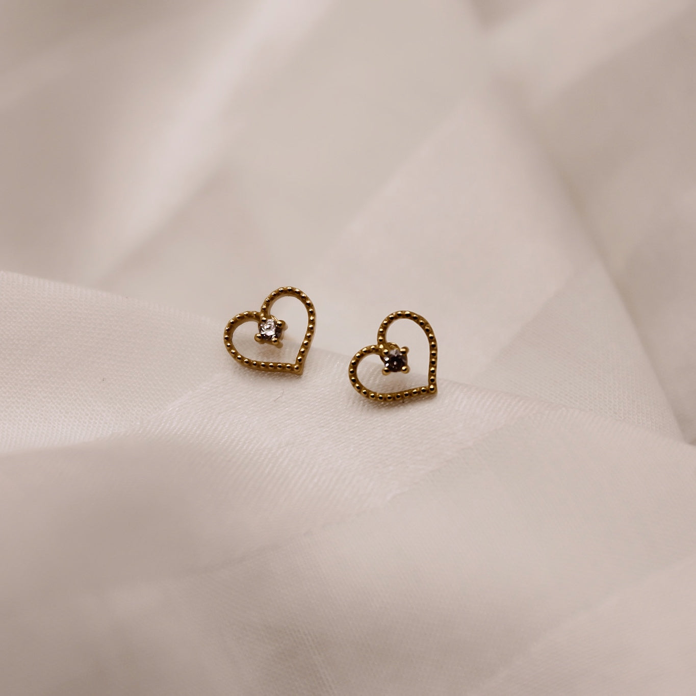 „Mia" zierliche Herz Ohrstecker mit Zirkonia