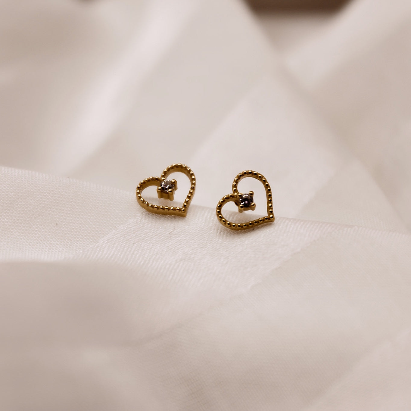 „Mia" zierliche Herz Ohrstecker mit Zirkonia