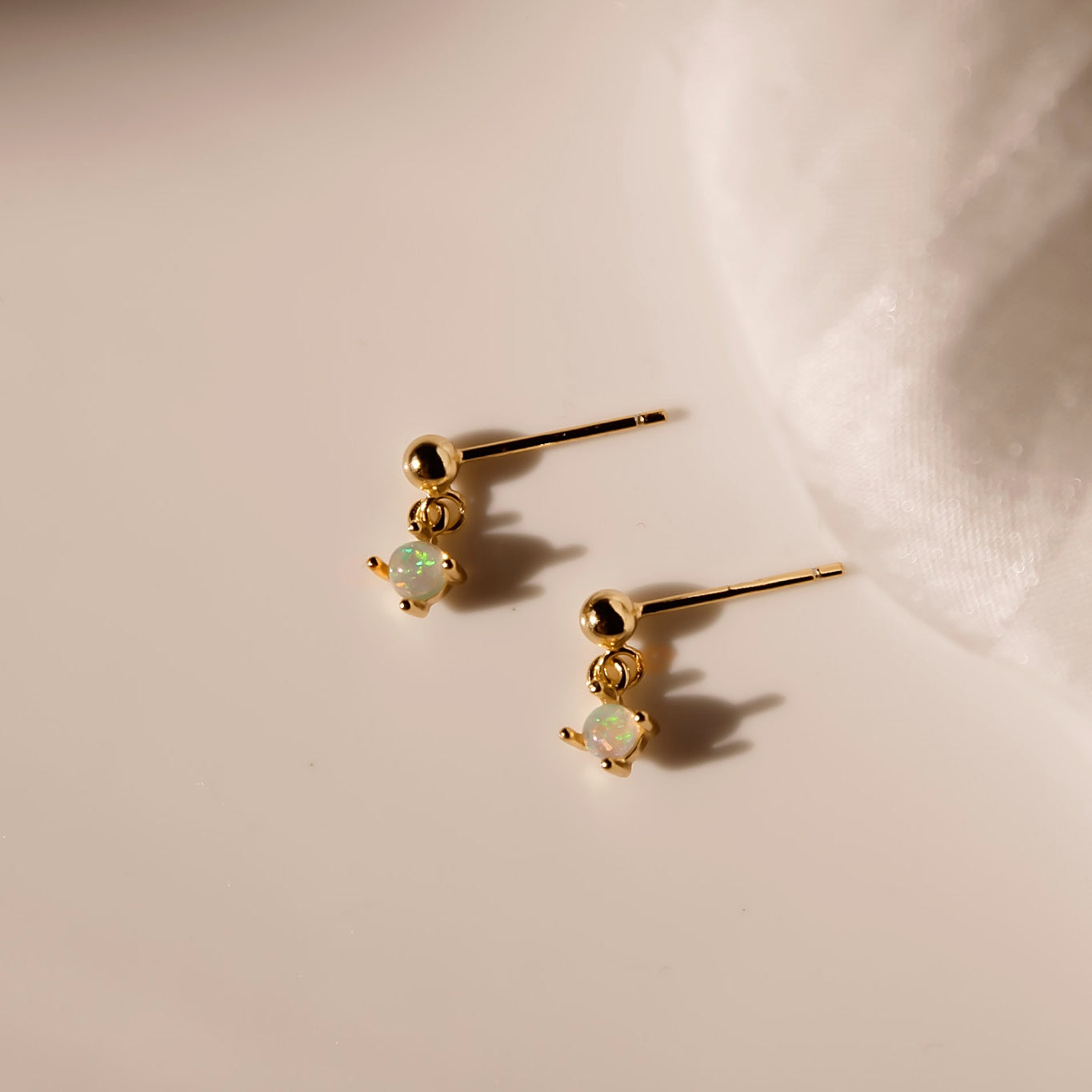 "Aurora“ winzige Kügelchen Opal Ohrstecker