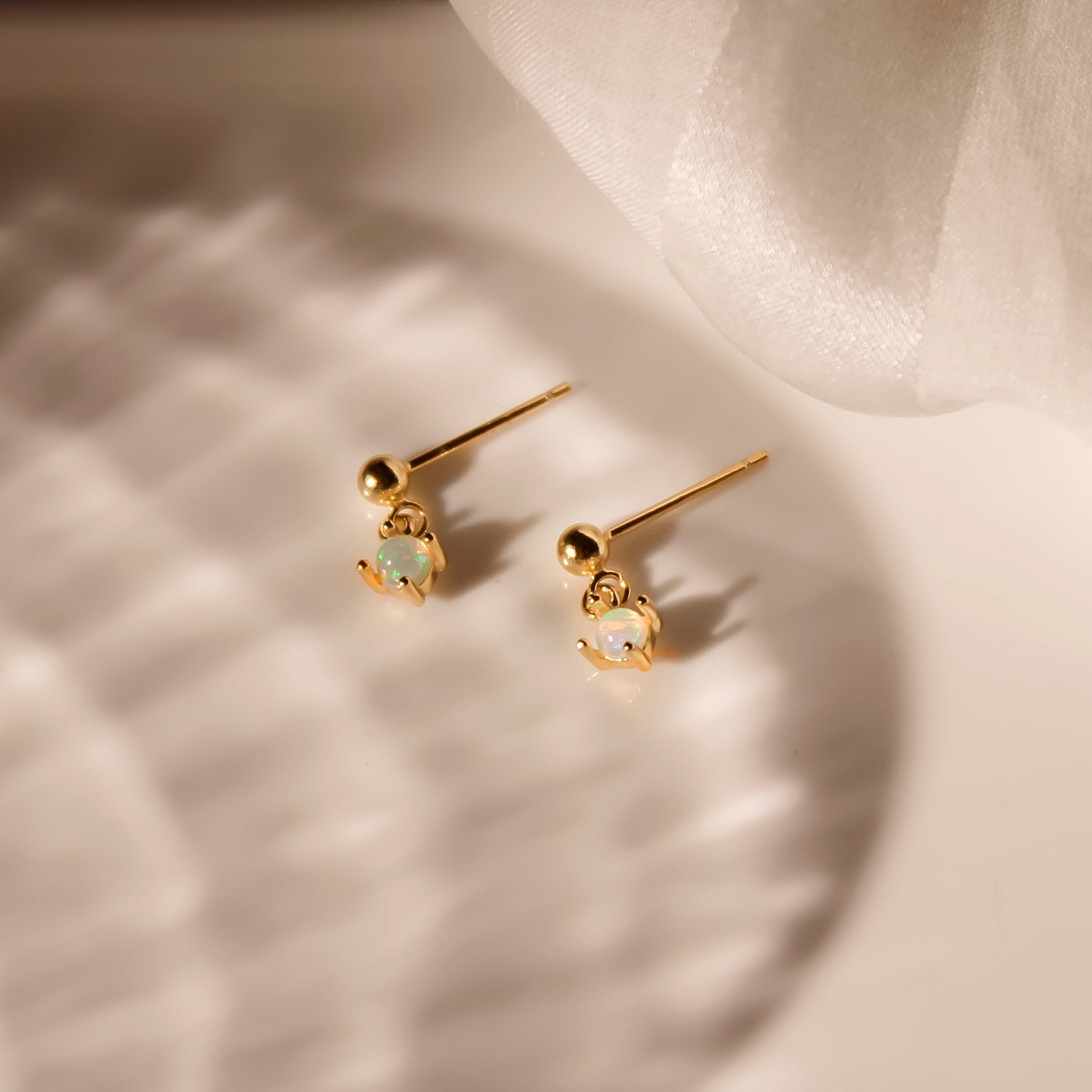 "Aurora“ winzige Kügelchen Opal Ohrstecker