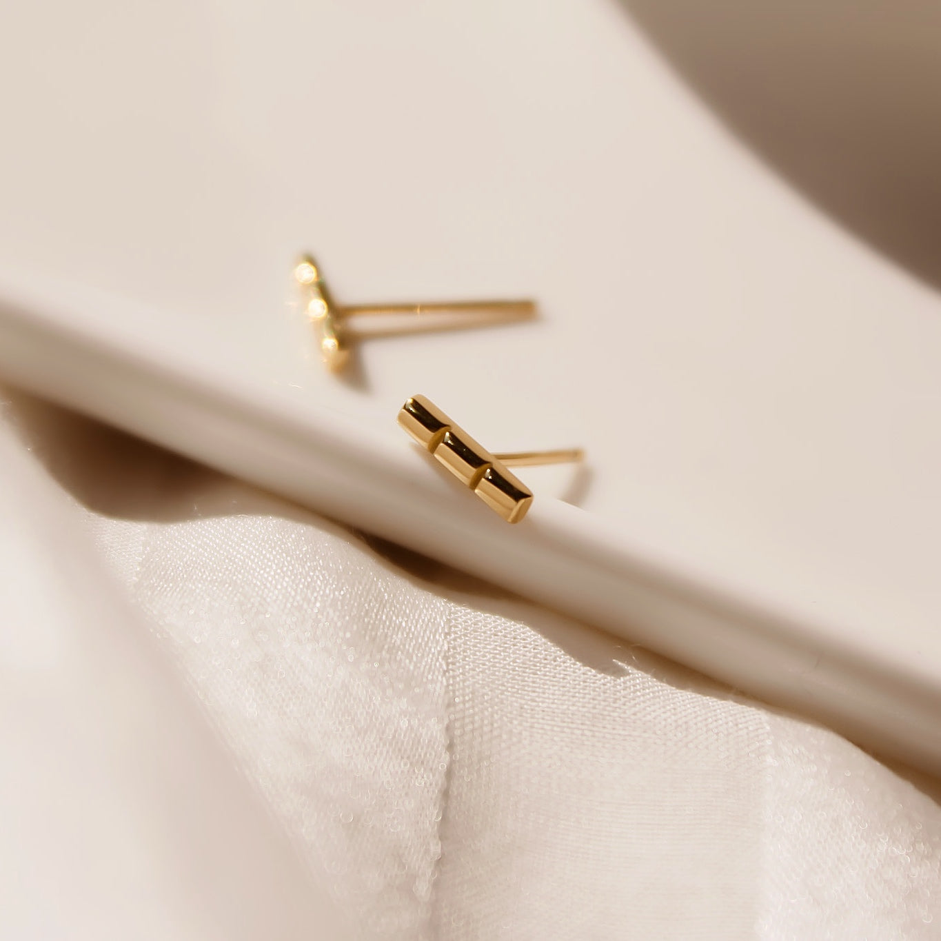 Zierliche goldene Stäbchen Ohrstecker in minimalistischem Design