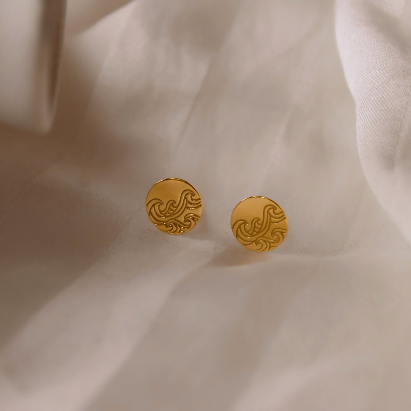 "Kanagawa" Plättchen Ohrstecker mit Wellen Motiv