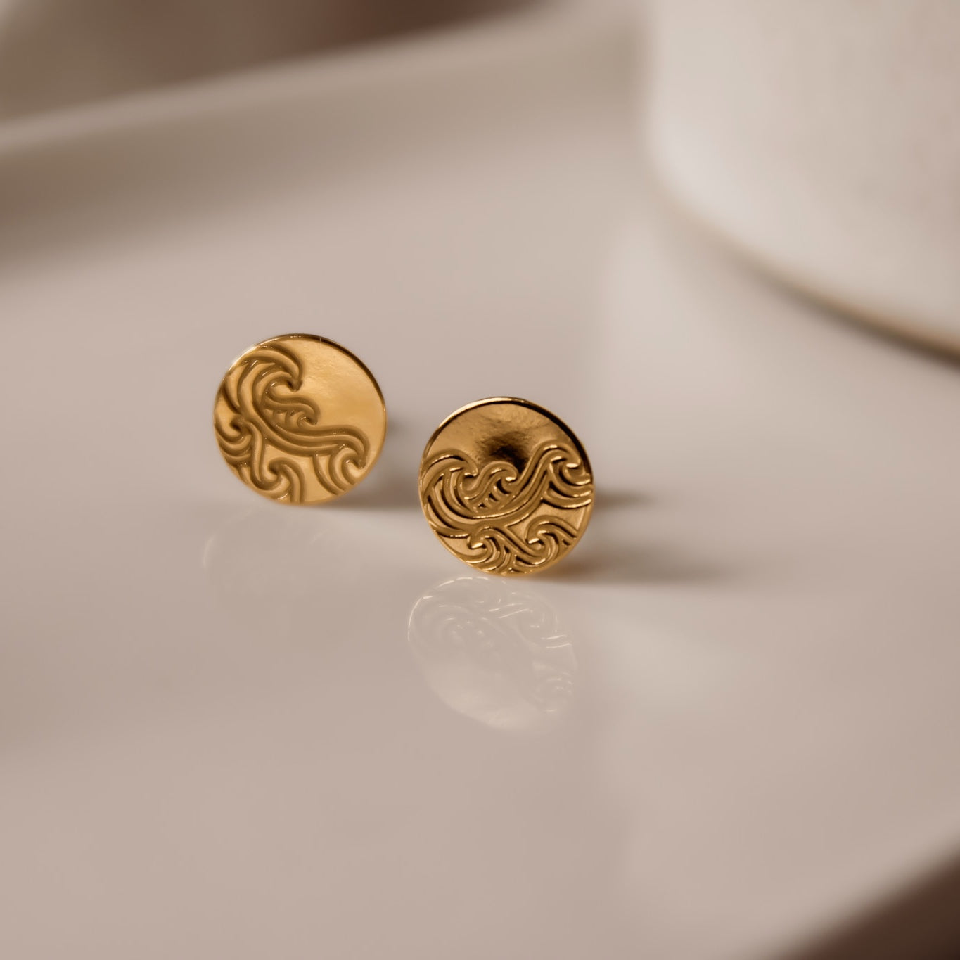 Goldene Plättchen Ohrstecker mit geprägtem Wellen Motiv