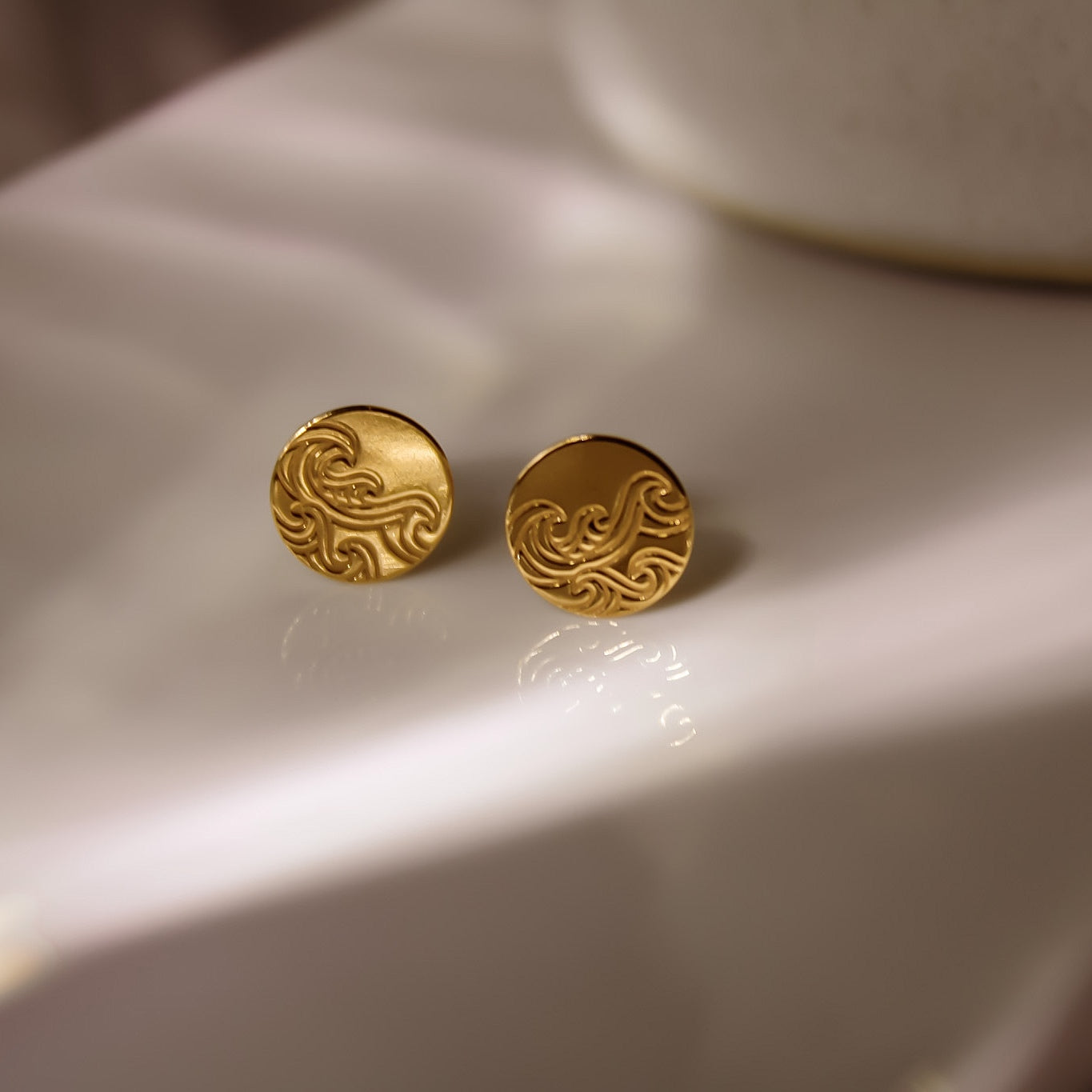 "Kanagawa" Plättchen Ohrstecker mit Wellen Motiv