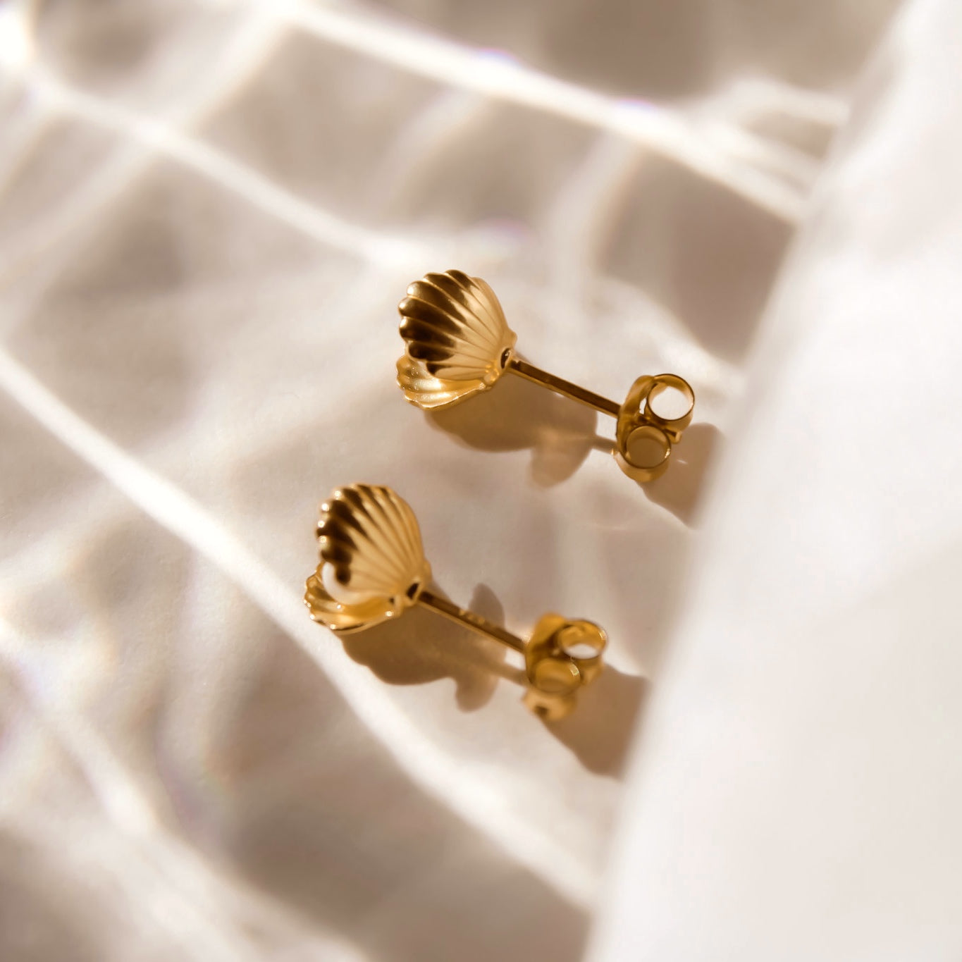 "Lulu" goldene Muschel Ohrstecker mit Perle