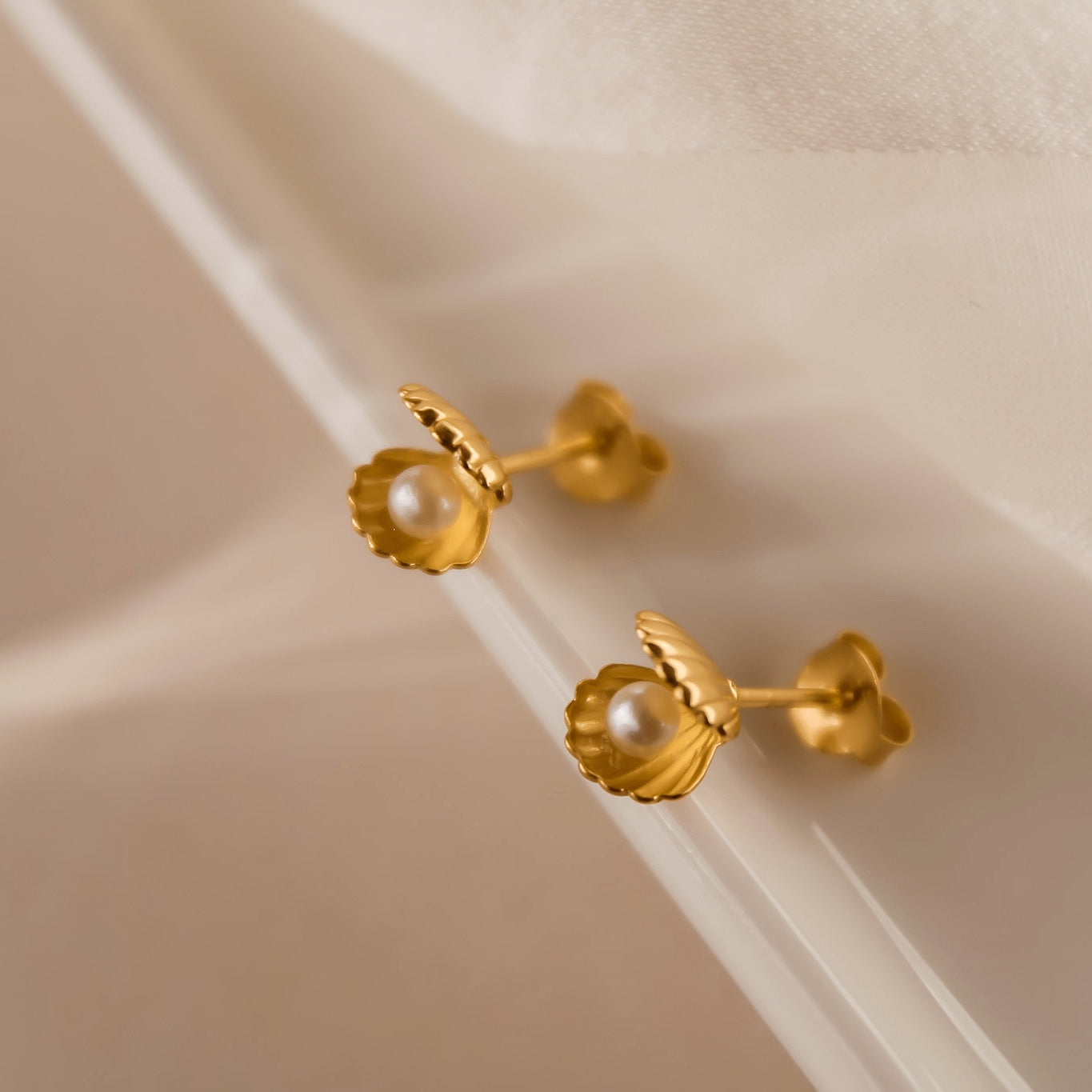 "Lulu" goldene Muschel Ohrstecker mit Perle