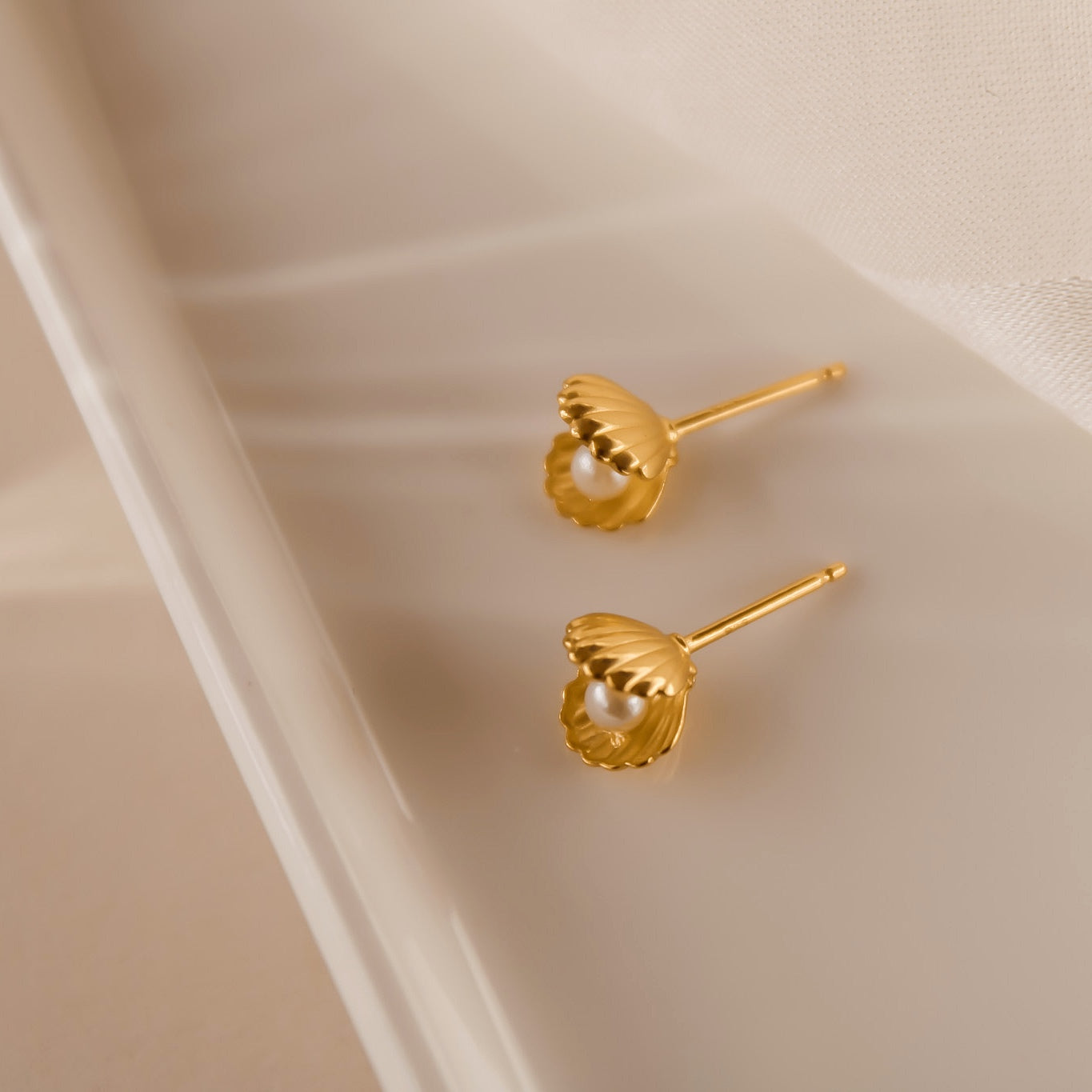 "Lulu" goldene Muschel Ohrstecker mit Perle