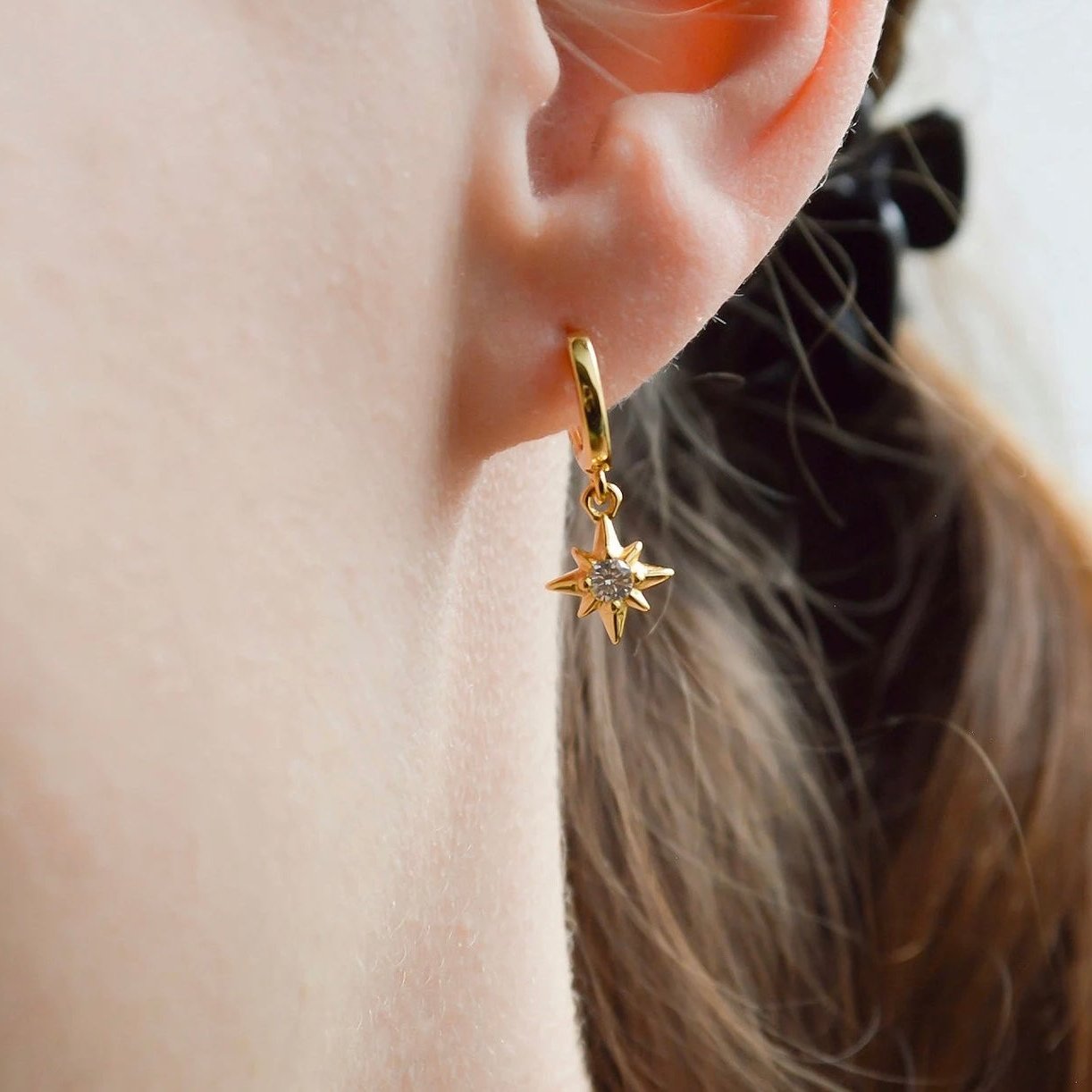 „Kagaya" Huggie Creolen mit Stern Anhänger und Zirkonia