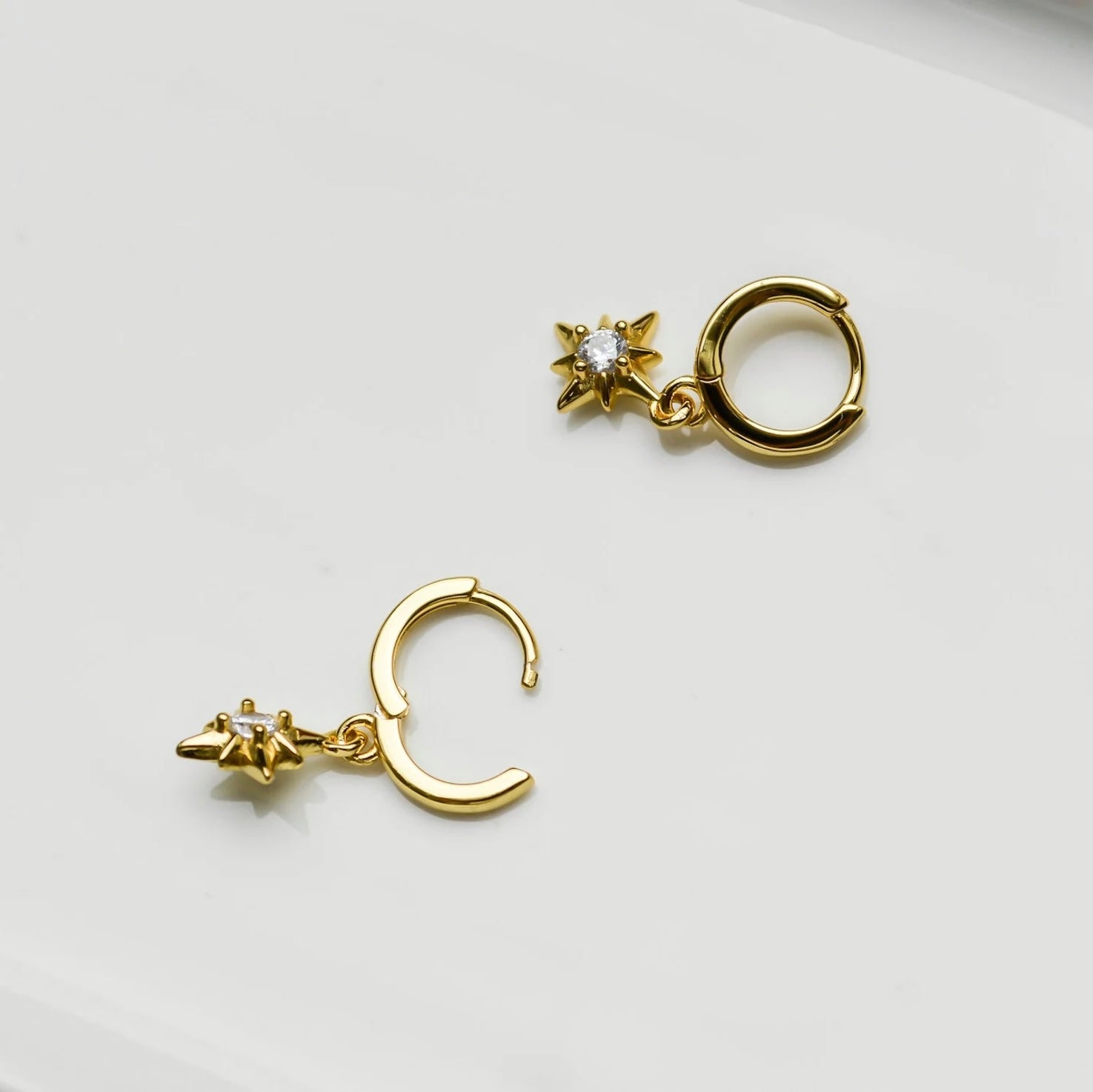 „Kagaya" Huggie Creolen mit Stern Anhänger und Zirkonia