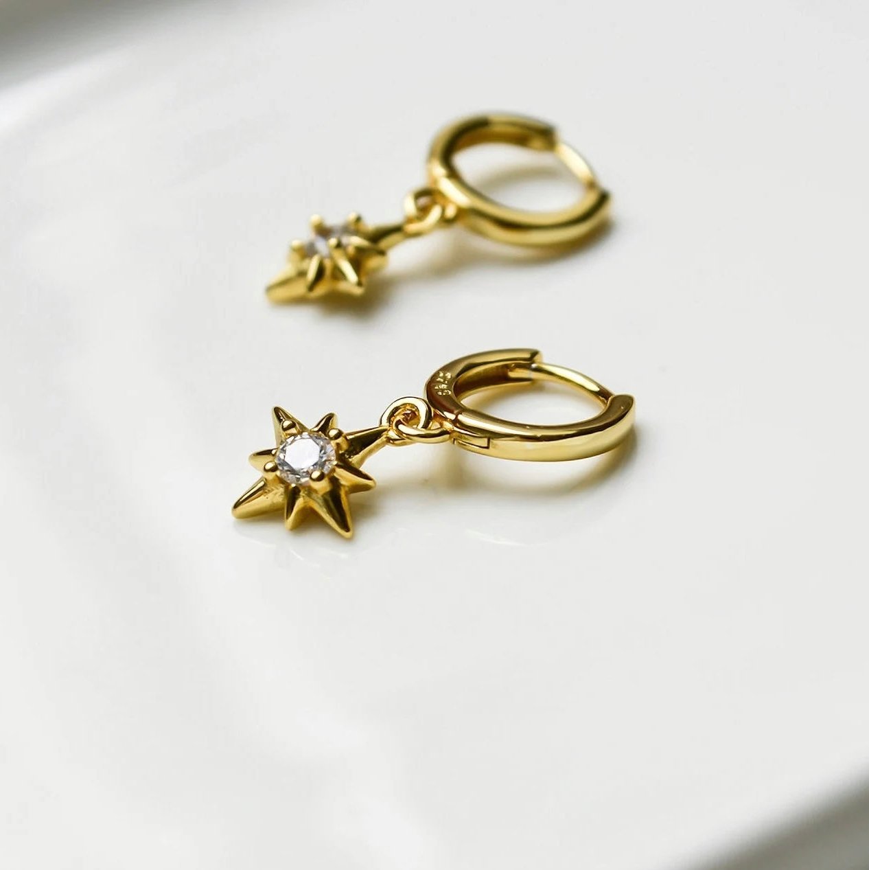 „Kagaya" Huggie Creolen mit Stern Anhänger und Zirkonia