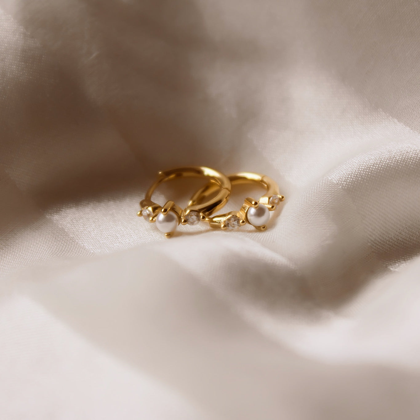 "Akari" elegante Zirkonia Creolen mit Perle