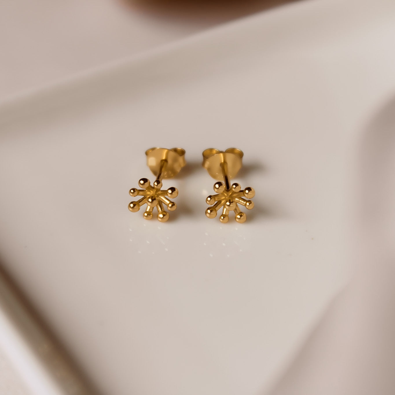 Winzige florale Ohrstecker in Pusteblumen Design. 18 Karat vergoldet.