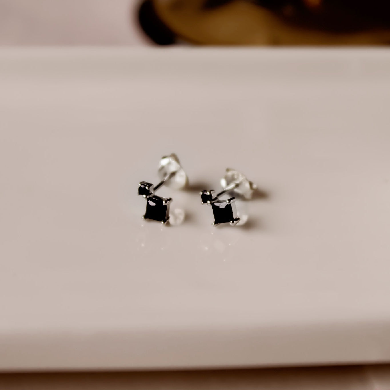 Schwarze geometrische Zirkonia Ohrstecker in Quadratform