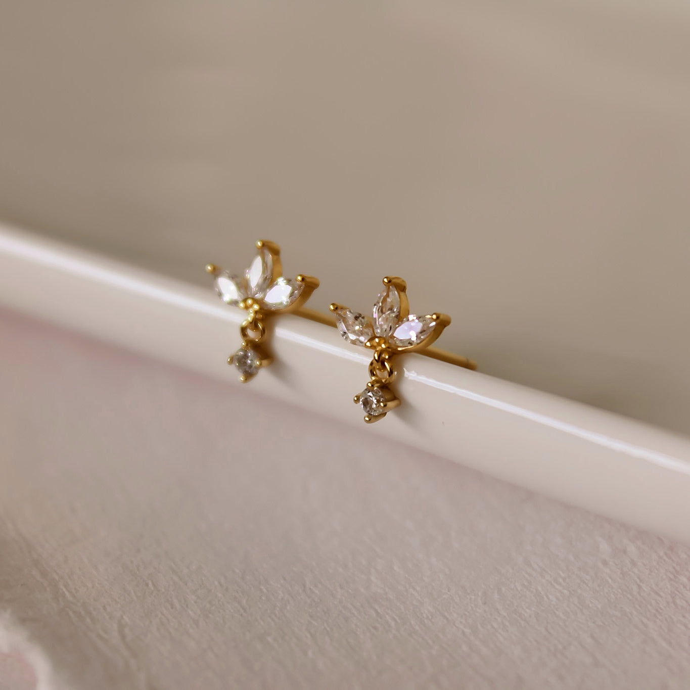 Funkelnde Zirkonia Ohrstecker in Form einer Lotus Blüte