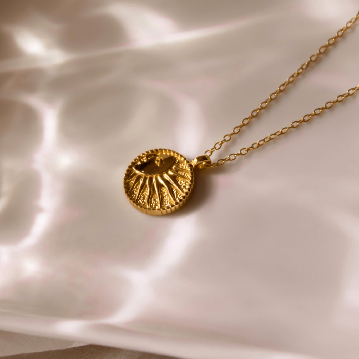 "Celestial Romance" Sonne und Mond Halskette