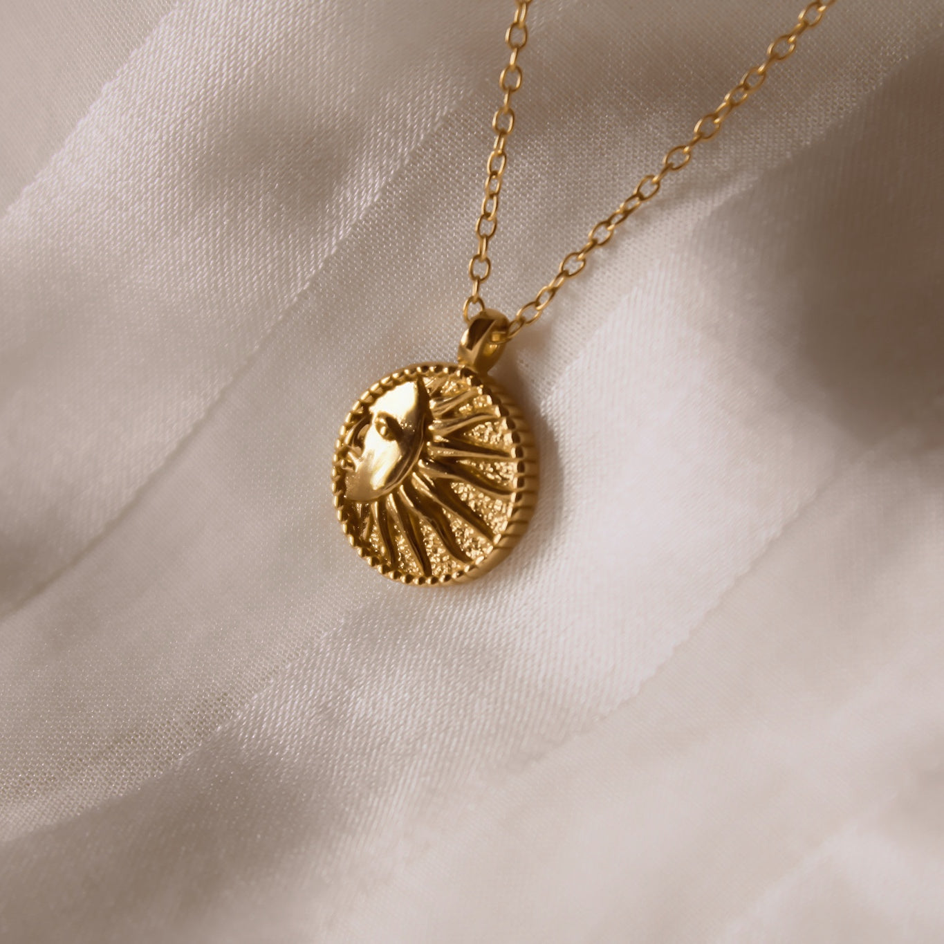 "Celestial Romance" Sonne und Mond Halskette