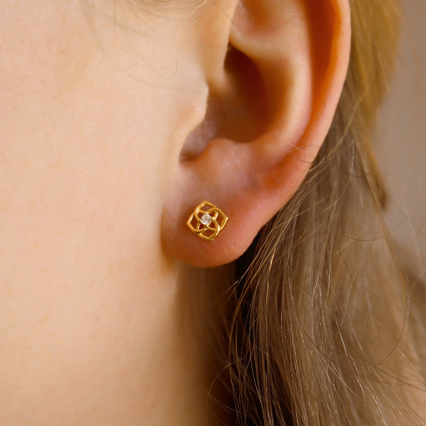 „Avery" Blumen Ornament Ohrstecker