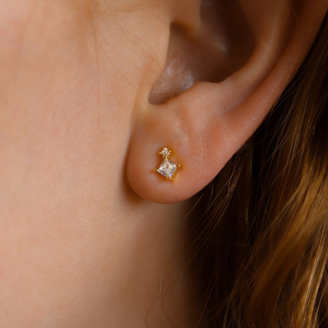 "MinimalSpark" geometrische, kleine Zirkonia Ohrstecker