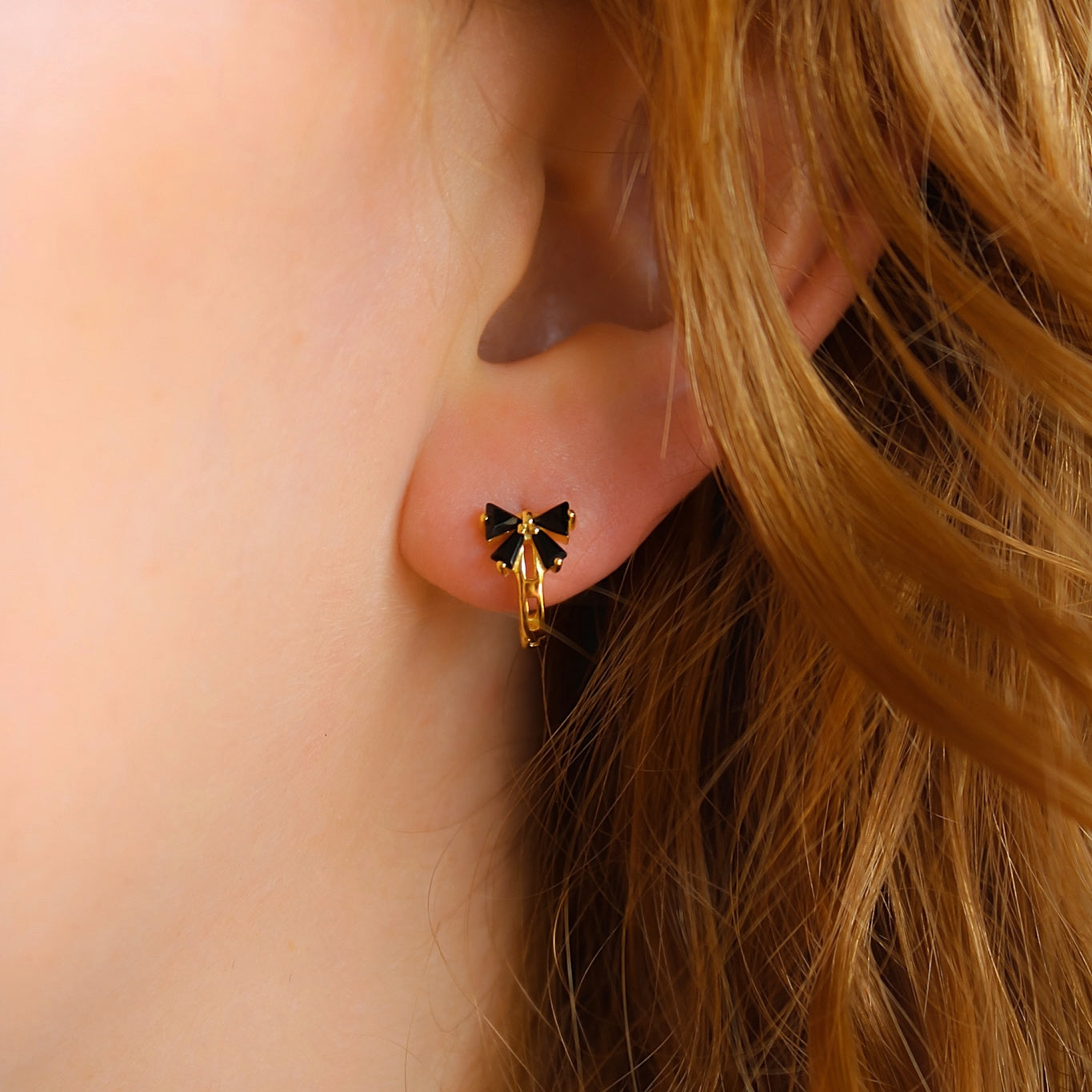 „Harriet" Schleifen Creolen mit schwarzen Zirkonia