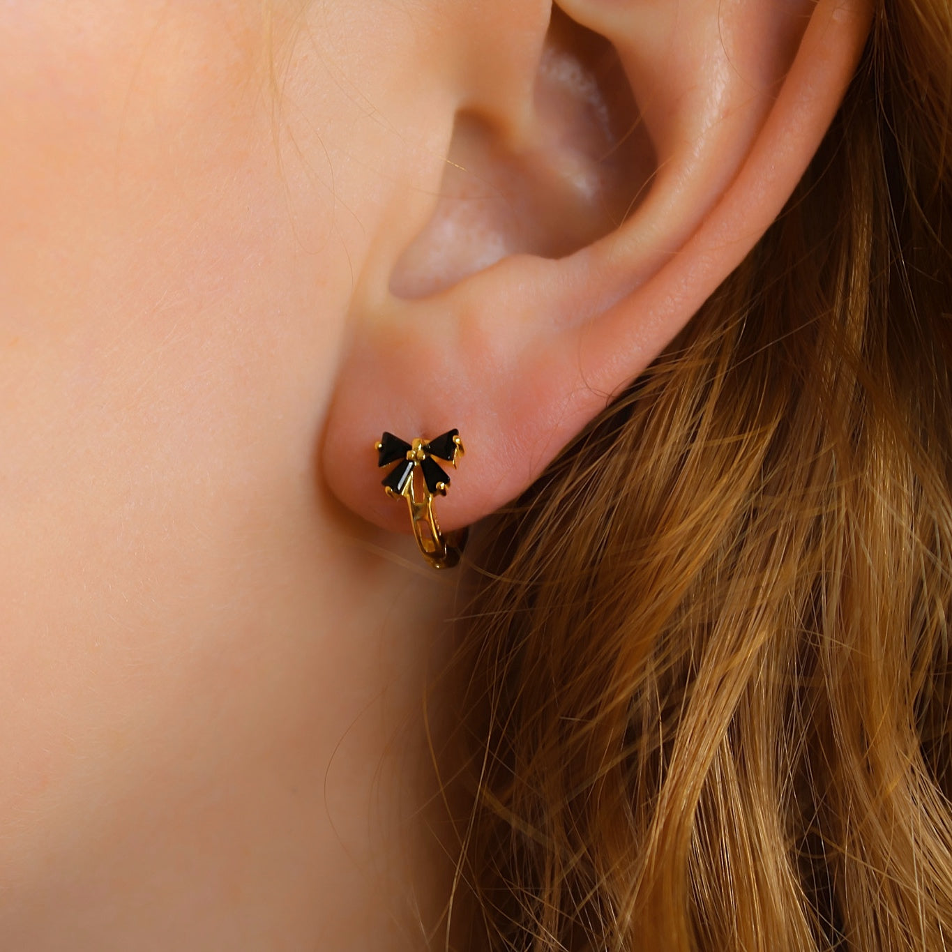 „Harriet" Schleifen Creolen mit schwarzen Zirkonia