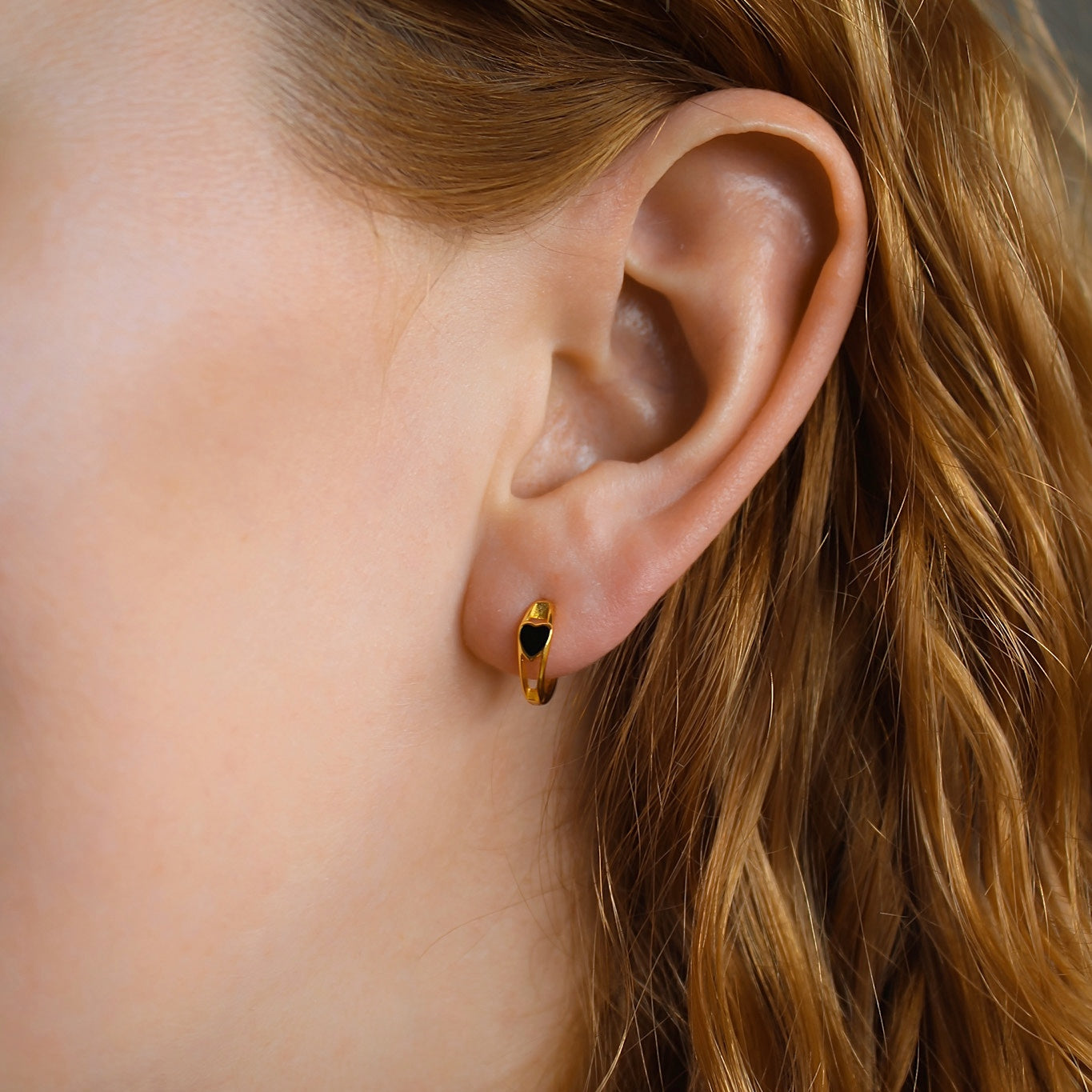 "Danica" moderne Creolen mit schwarzem Herz