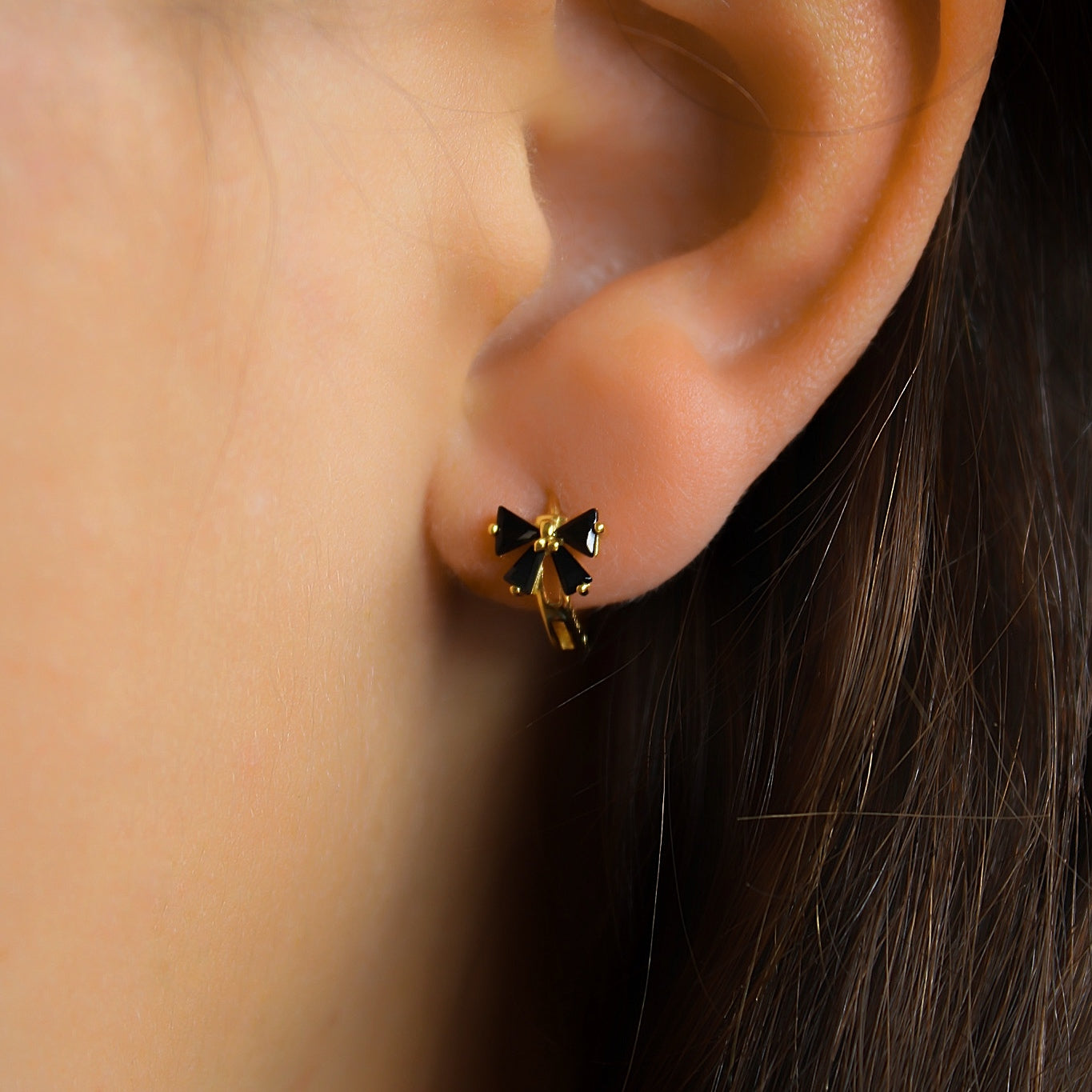 „Harriet" Schleifen Creolen mit schwarzen Zirkonia