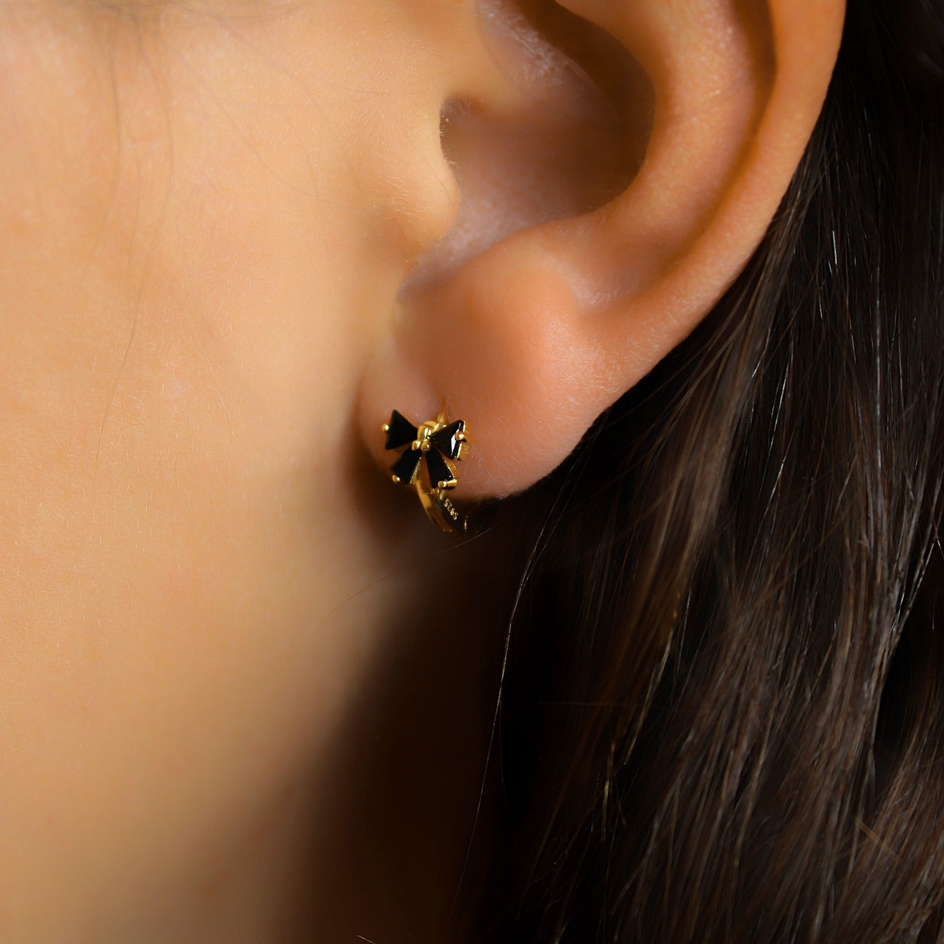 „Harriet" Schleifen Creolen mit schwarzen Zirkonia