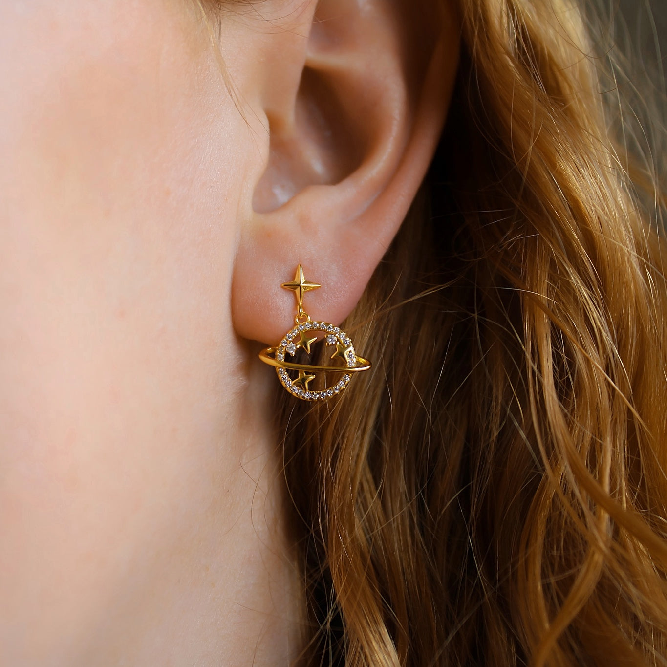 "Galactic Traveler" Saturn Ohrringe mit Zirkonia